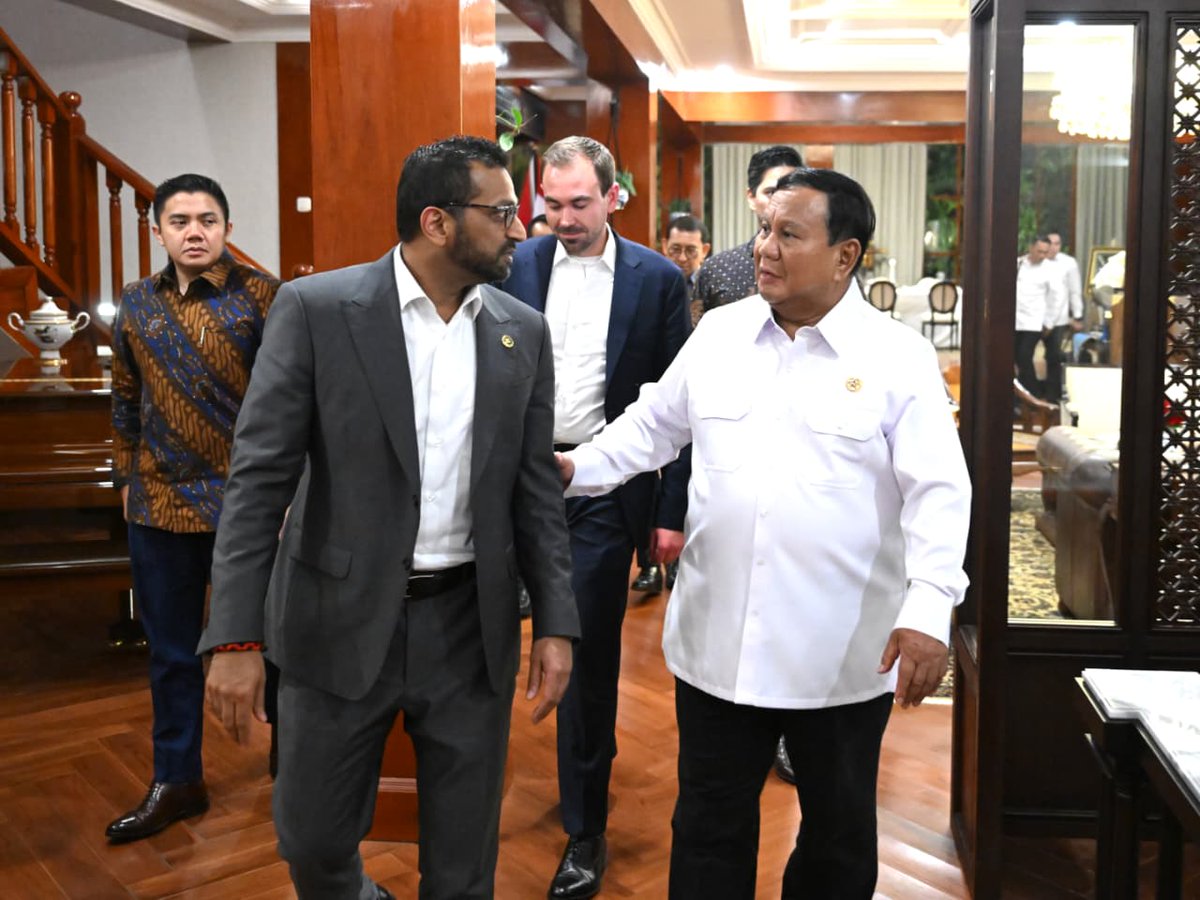 KemensetnegRI's tweet photo. Presiden Prabowo Terima Kunjungan Direktur FBI, Indonesia Perkuat Kerja Sama Repatriasi Artefak Budaya

Presiden Prabowo Subianto menerima kunjungan kehormatan Direktur Federal Bureau of Investigation (FBI) Amerika Serikat, Kash Patel, di kediamannya di Kertanegara, Jakarta, Rabu (22/07/2026). Pertemuan tersebut menjadi momentum penting dalam memperkuat kerja sama Indonesia dan Amerika Serikat, khususnya dalam upaya pengembalian artefak budaya Indonesia yang diselundupkan secara ilegal ke luar negeri.

Menteri Kebudayaan Fadli Zon yang memberikan keterangan pers didampingi Menteri Sekretaris Negara Prasetyo Hadi menjelaskan bahwa selain melakukan pembahasan secara resmi, Direktur FBI juga secara langsung menyerahkan artefak budaya Indonesia kepada Presiden Prabowo sebagai bagian dari kerja sama repatriasi antara Pemerintah Indonesia dan FBI.

Artefak yang dikembalikan tersebut berasal dari Papua, tepatnya merupakan warisan budaya masyarakat suku Dani, suku Asmat, dan suku Danau di kawasan Danau Sentani, yang memiliki nilai sejarah dan budaya yang sangat tinggi bagi Indonesia.

Fadli Zon juga mengungkapkan bahwa FBI telah beberapa kali membantu mengembalikan berbagai artefak penting Indonesia yang dicuri, termasuk arca-arca perunggu serta artefak dari sejumlah situs budaya. Pengembalian artefak tersebut merupakan bagian dari komitmen pemerintah untuk memulihkan kedaulatan budaya nasional sekaligus memperkaya pengetahuan masyarakat terhadap warisan sejarah bangsa. Artefak-artefak tersebut nantinya akan dipamerkan di Museum Nasional agar dapat dinikmati sekaligus dipelajari oleh masyarakat luas.

Sumber: BPMI Setpres

#KemensetnegRI 
#RilisPresiden