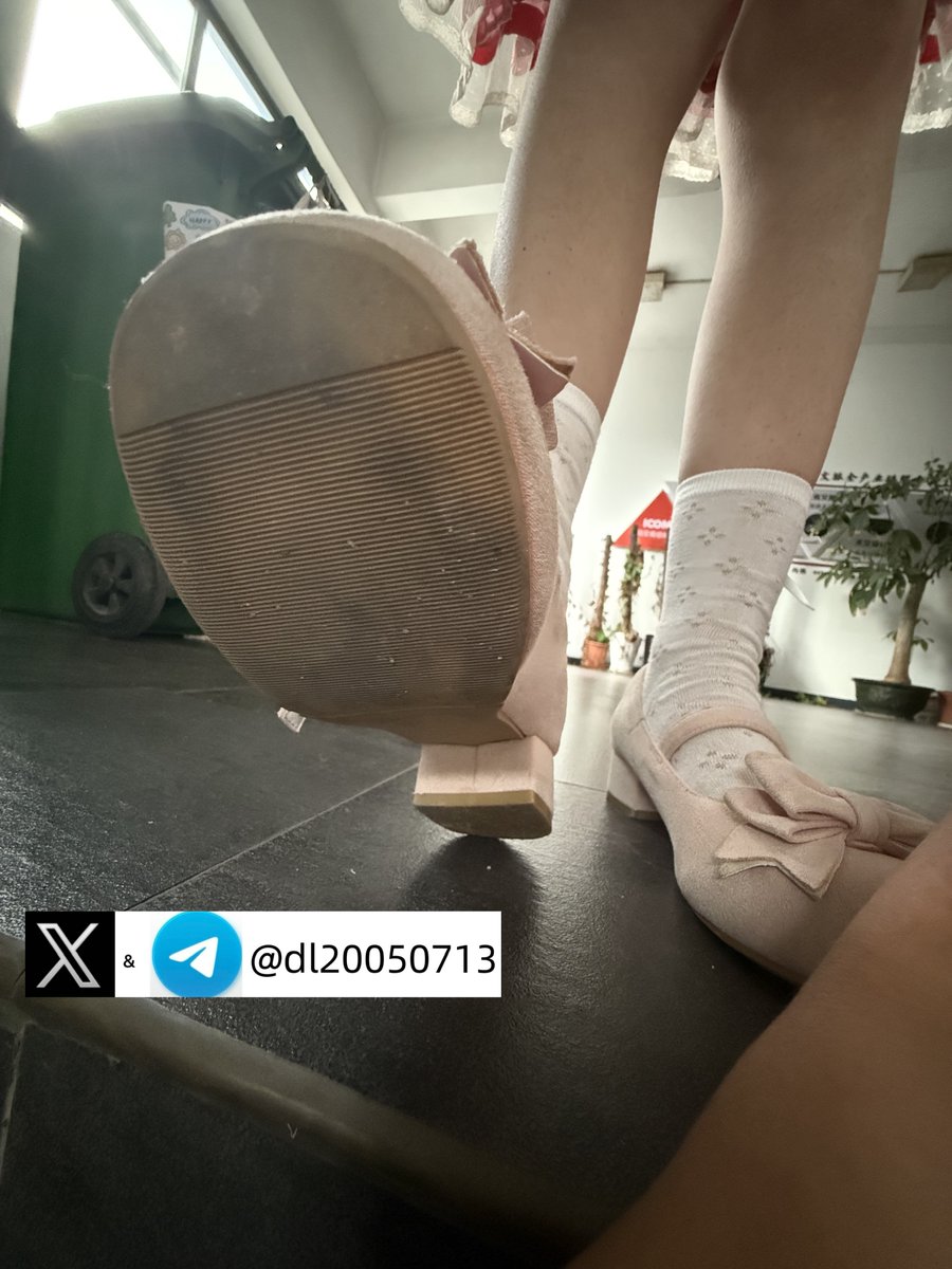 dl20050713's tweet photo. 奶茶店遇到的lo娘，看到鞋子已经走不动道了，搭讪后表明喜欢收藏鞋子，花了500当场买下拿回家品尝，并拍摄了一些图片辅助品尝，可惜没怎么拍视频 https://t.co/FBwqRD6s3N