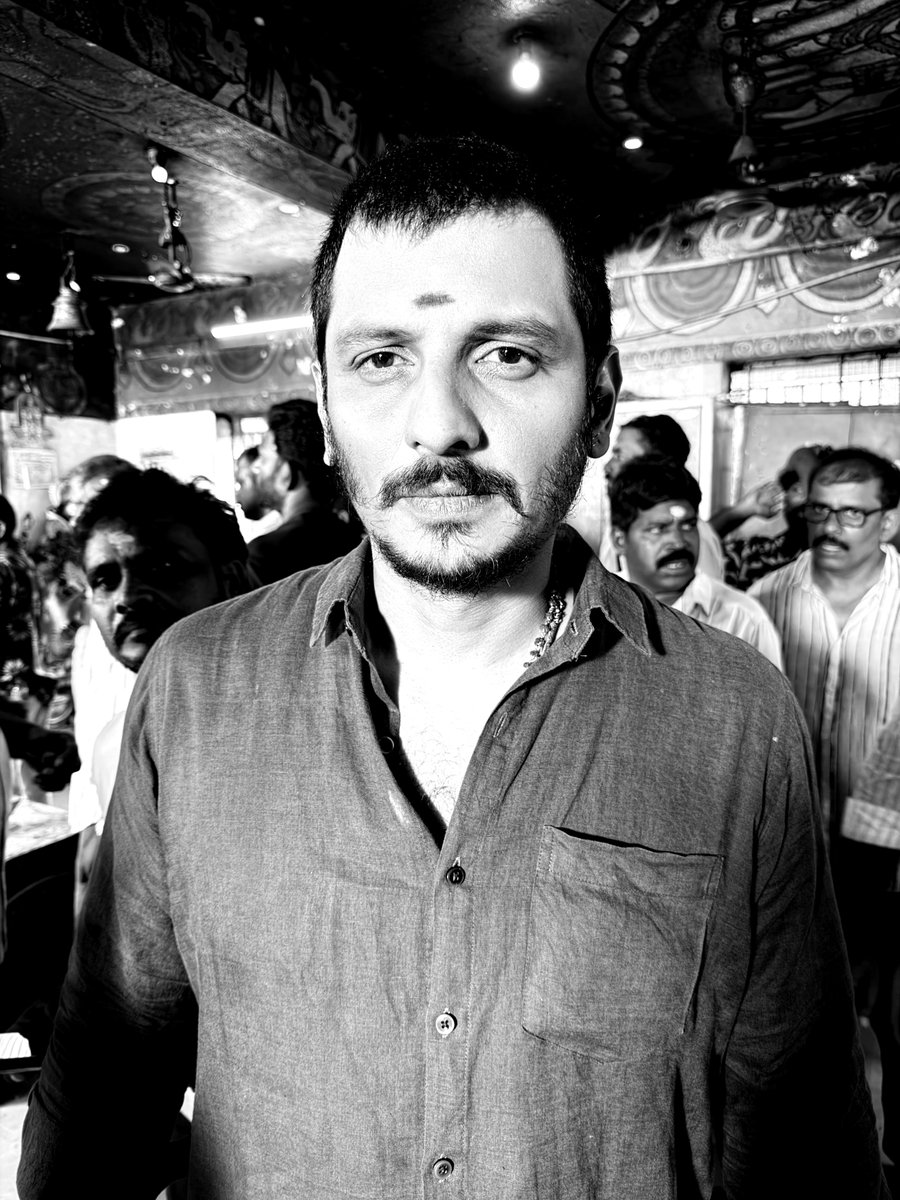Jiiva_Trends's tweet photo. Rowdy baby ❤️

@JiivaOfficial 💥

Actor Jiiva from #Thagappan Shooting Spot! 

#ActorJiiva #Jiiva #Madurai #shootingtime https://t.co/jtCmXwyFNM