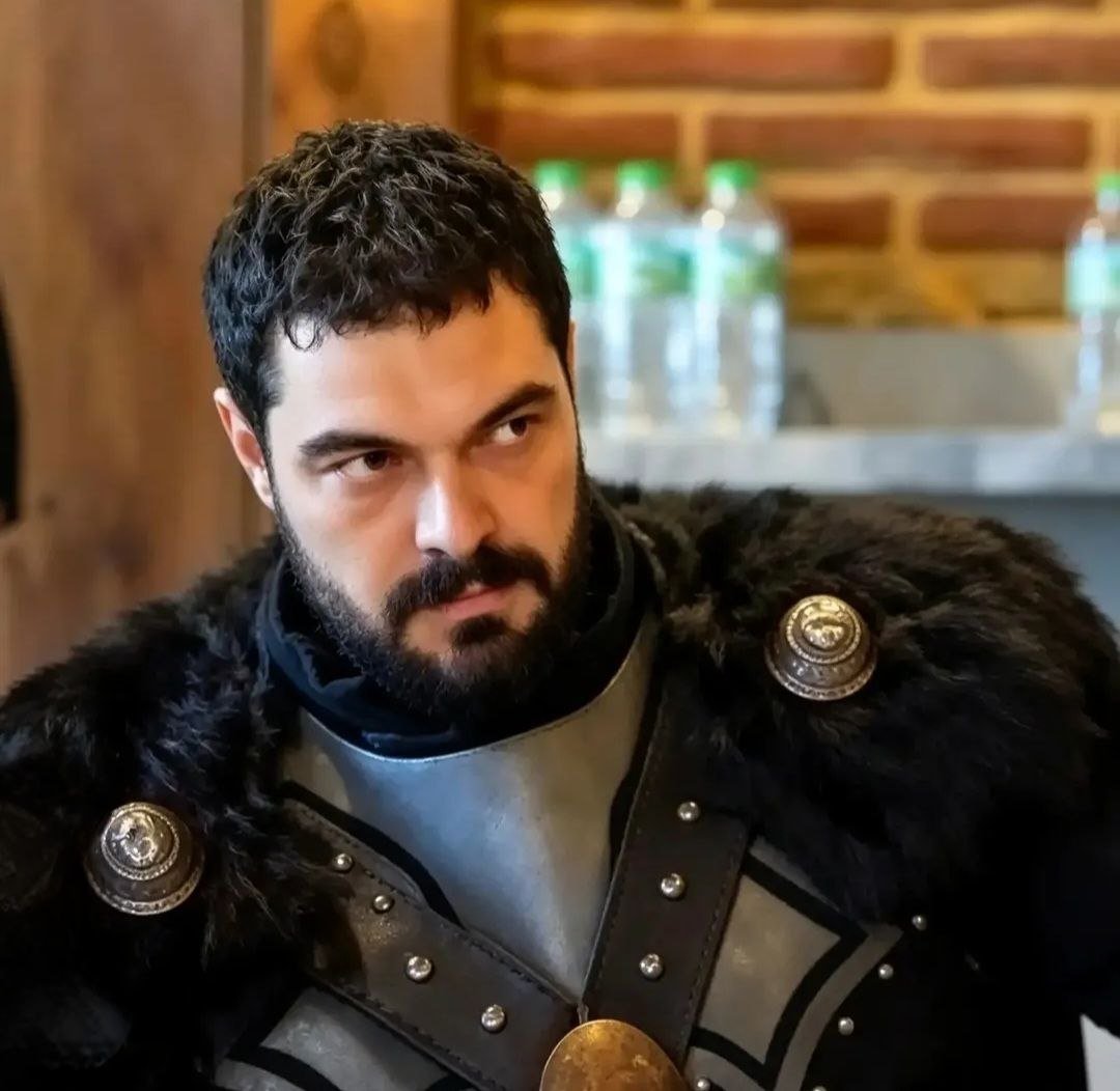 yuser_2000's tweet photo. @TelevizyonGaze Halil'in rol seçimleri özel. Tekdüzelikten ve tekrardan uzak durması, onu başarılı ve kendini yenileyen bir sanatçı yaptı. Yakışıklılığı, çekiciliği ve karizması ise varlığına daha da fazla ışıltı katıyor. 🫶

@halilibrahimin  
#HalilİbrahimCeyhan https://t.co/5Ia8S8tGDn