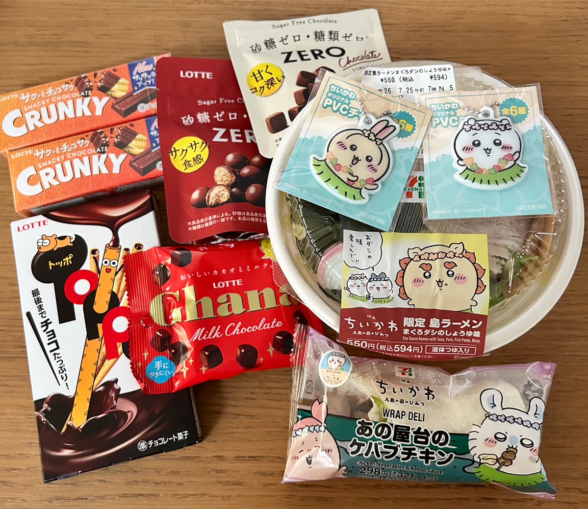 bee_cs_'s tweet photo. ちいかわなお昼🍜

チャームのために、普段なら１ヶ月あっても買わなさそうな量のチョコを買ってしまった…
トータル『氷雪花火』くらい飛びました😊 https://t.co/7zncTotCRy