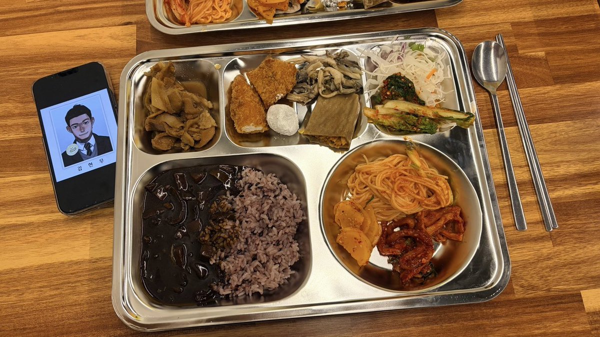 KHM_emo's tweet photo. 자림고 급식 퀄리티가 아주좋네요ㄷㄷ
무료 사물놀이도 해주고
문화가 가득한 식사에요 https://t.co/SzAsL4nZx5