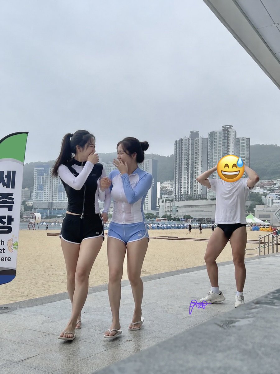 Linelesscharger's tweet photo. 여름에 해수욕장으로 물놀이 가기!! 1-11편
흠.. 여자들은 사각인데 남자인 내가 삼각을 입어서 다들 웃고 가는건가?! 👀😳😅
#해수욕장 #삼각수영복 #beach #speedo #vパンツ https://t.co/0VOUuEOLm7