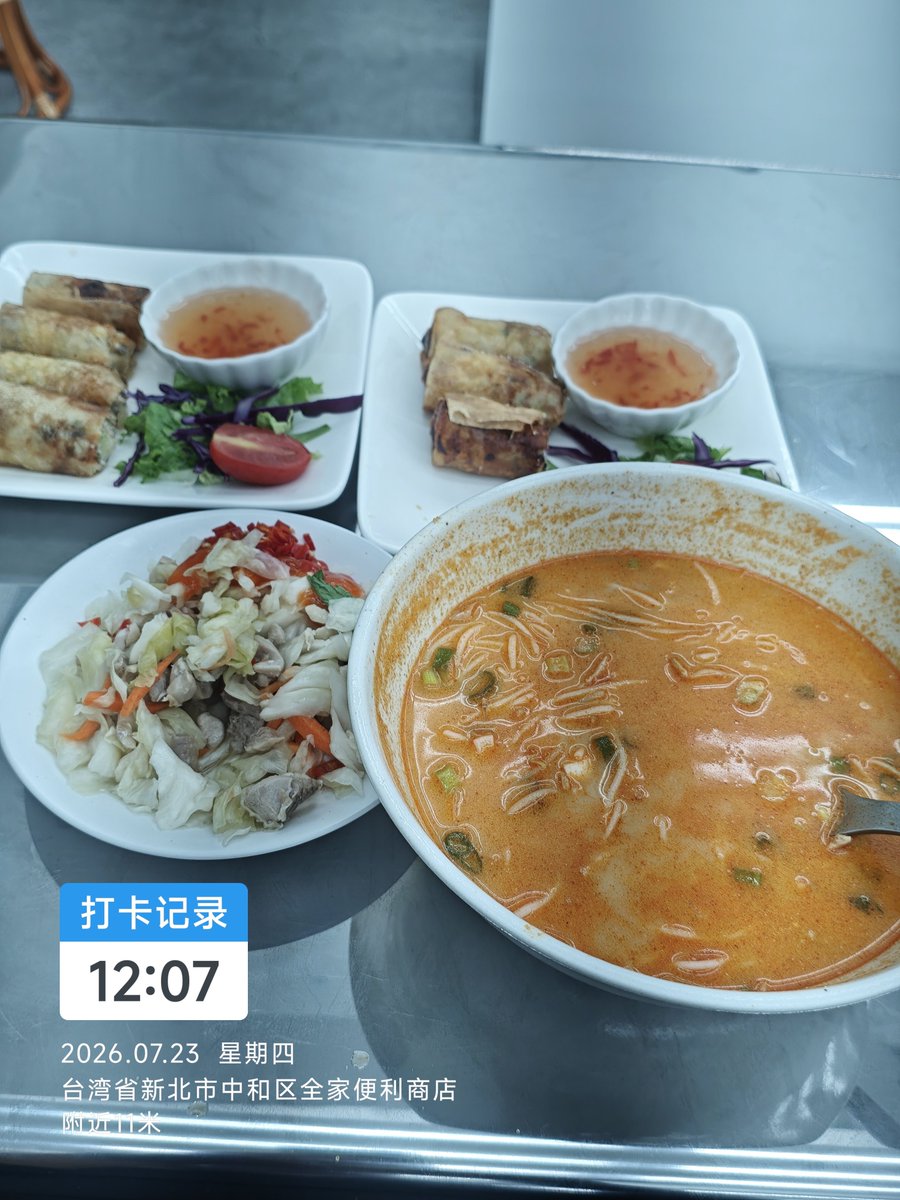 rof123tw's tweet photo. 今天又来吃越南餐館的泰式酸辣湯雞肉米线nt$125元越南雞肉涼拌高麗菜60元，炸春捲一份45元 https://t.co/PGOpnovXTb