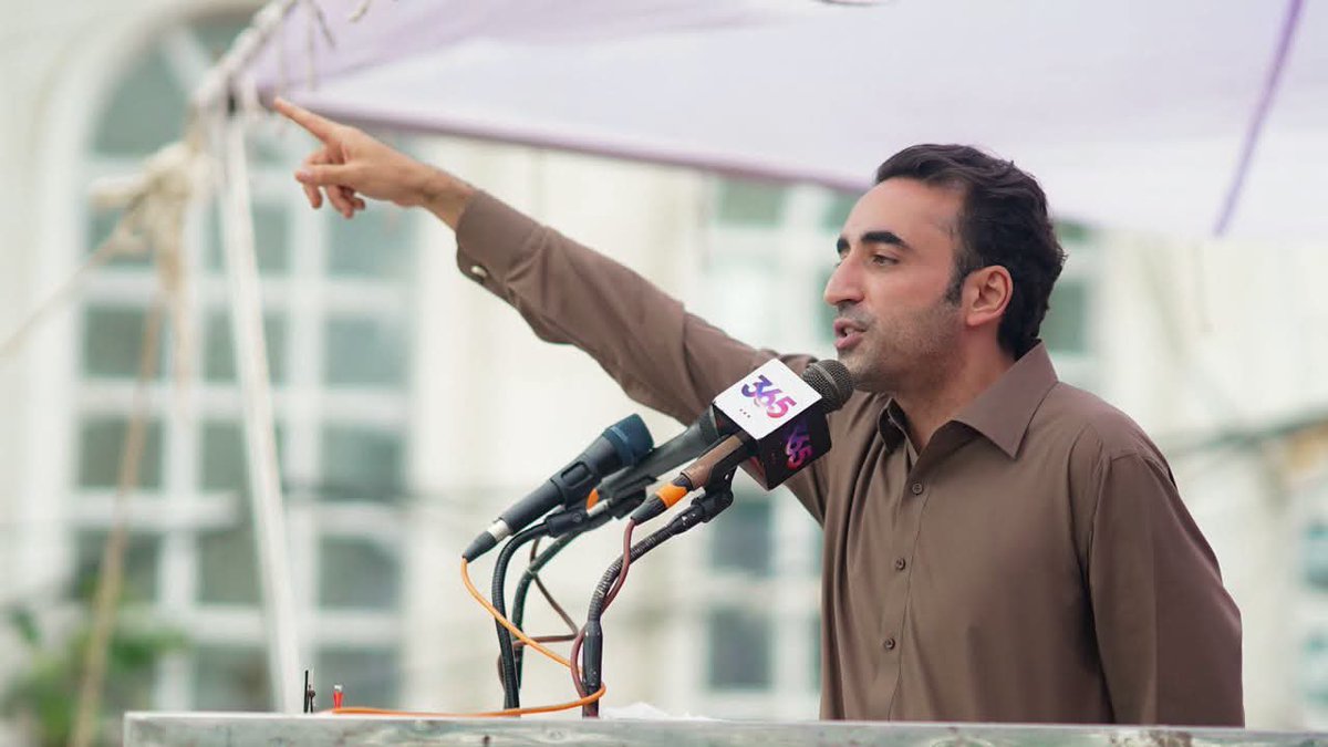 AbassiGm110's tweet photo. چیئرمین پاکستان پیپلزپارٹی بلاول بھٹو زرداری میرپور میں انتخابی جلسہ عام سے خطاب کررہے ہیں۔
#MirpurMainTeerChaleyGa
#میرپور_میں_تیرچلےگا https://t.co/RzAP0Dudn0