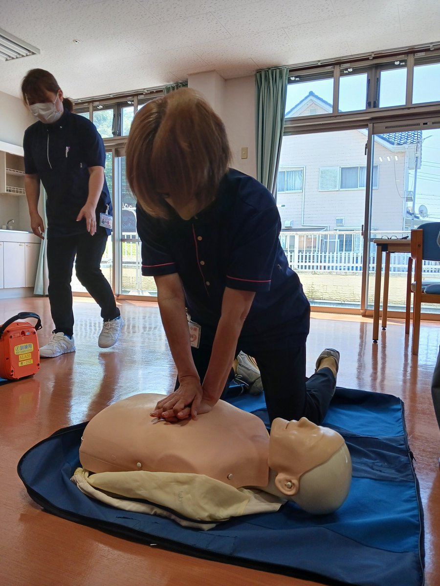 osaba1765's tweet photo. 万が一に備え、AEDを使用した救命講習を実施しました🚑真剣な表情で心臓マッサージやAEDの手順を確認するケアライフ小鯖チームのスタッフたち。大切な命を守るため、日頃からの備えを徹底しています！応援の「いいね」をお願いします👍
#介護 #救命講習 #安全第一 #山口市 #日常 https://t.co/YzIuK51Mv9