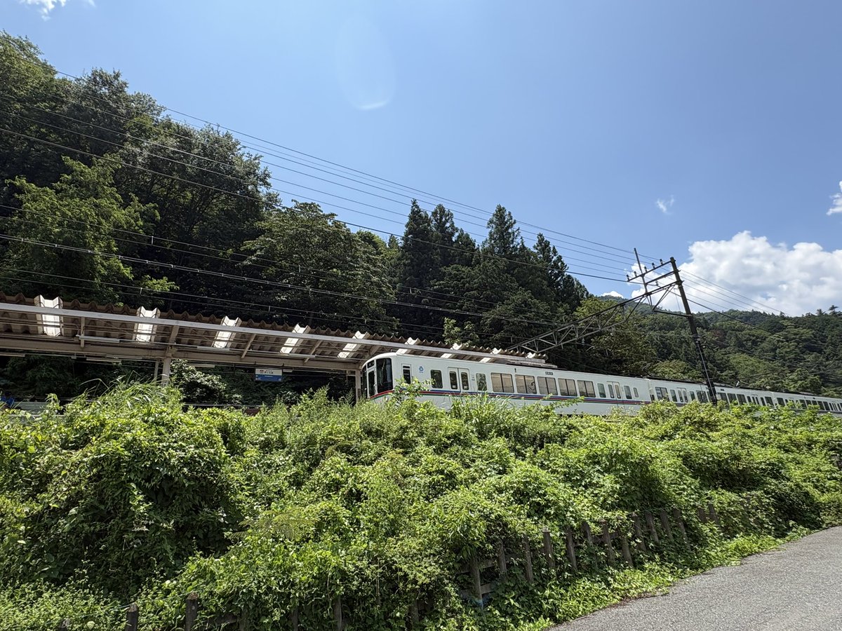 train_zaemon's tweet photo. 月曜は初めて秩父方面へ。街を抜けた先を走るのは楽しいな☺️バイク最優先で考えたらもっと郊外に引っ越したくなる。
めっちゃいい天気だったがさすがに暑過ぎて帰り16号沿いのコンビニで30分くらい休憩した😵 https://t.co/7ybMzrZyLz