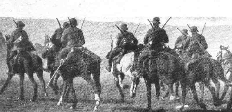 JoaqunRiveraCh1's tweet photo. 23 de julio de 1921. Más de 600 jinetes, la mayoría campesinos analfabetos cuyas familias no tenían las 2000 pesetas que costaba ser soldado de cuota y eludir el servicio en África, escucharon las palabras del jefe de la Plana Mayor de su Regimiento, el teniente coronel Fernando Primo de Rivera quien estaba al mando por haber caído el coronel Manella en la salida de Annual:

“¡Soldados! Ha llegado la hora del sacrificio. Que cada uno cumpla con su deber. Si no lo hacéis, vuestras madres, vuestras novias, todas las mujeres españolas, dirán que somos unos cobardes. Vamos a demostrar que no lo somos!”

Debían desalojar enemigos de unas laderas sobre el río Igan, para que una columna de supervivientes de Annual pudieran cruzar sin ser masacrados. Los escuadrones desplegaron en línea para cargar contra los fusiles y ametralladoras rifeñas.

Aquellos muchachos, a los que les habían nombrado a sus novias y madres, se prestaron para cargar, y lo hicieron con el empuje de tener compañeros galopando a tu lado, lo hicieron con el ejemplo de sus jefes de Escuadrón a la cabeza.

Cargaron tantas veces como se les ordenó, las últimas cargas al paso porque los animales, heridos o reventados, ya no podían galopar. Cargaron los jinetes, el médico, los 3 veterinarios, los practicantes y la docena de chiquillos de la banda de cornetas del Regimiento.

El Regimiento dejó de existir, 526 hombres encontraron la muerte aquel día, realizando un gesto de generosidad supremo, porque nadie da más que quien da la vida por los demás. Se sacrificaron por sus compañeros, demostrando que el heroísmo de unos pocos puede salvar la vida de otros muchos.

Nadie  pudo decir jamás que fueron unos cobardes.