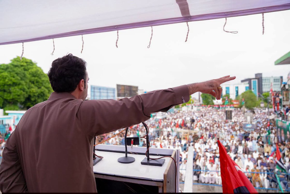 AbassiGm110's tweet photo. چیئرمین پاکستان پیپلزپارٹی بلاول بھٹو زرداری میرپور میں انتخابی جلسہ عام سے خطاب کررہے ہیں۔
#MirpurMainTeerChaleyGa
#میرپور_میں_تیرچلےگا https://t.co/RzAP0Dudn0