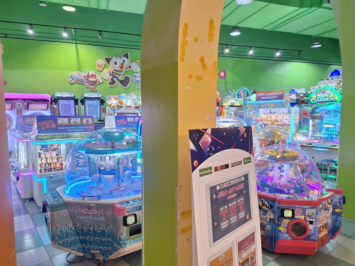 HarisCountrys's tweet photo. Look at how they massacred my boy.

It's all just claw machines now. Only some arcade games left. This was not the Molly Fantasy I remembered when I was a child. https://t.co/LlGxY6OV9d