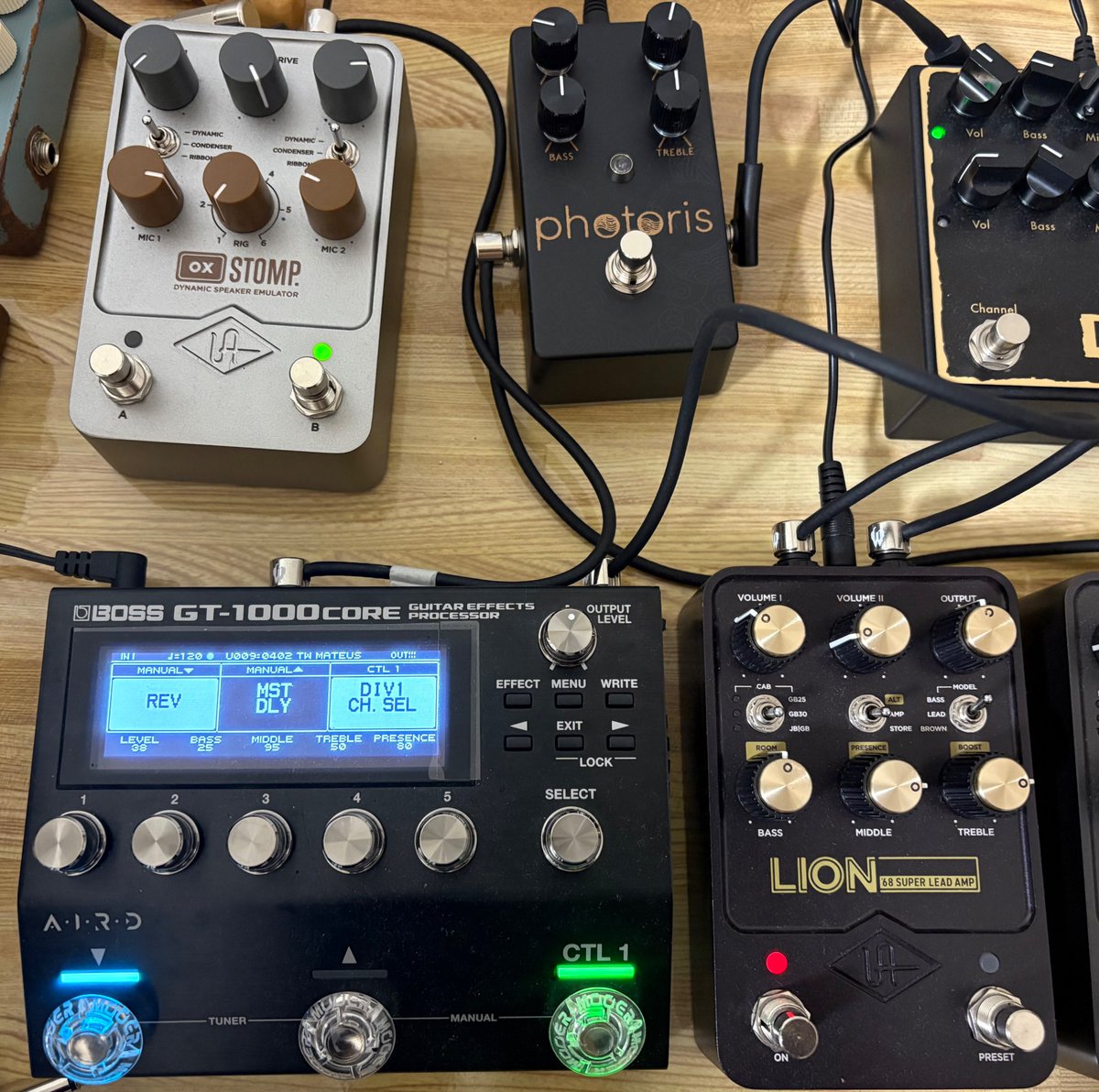 chobi_gt's tweet photo. LION はクリーンが良いと評判の SUPER BASS。だいぶ Dream と雰囲気違うな〜。

ギター側のトーンMAX でもあまりトレブリーにならない。(ボリュームは少しだけ絞って微調整)

https://t.co/5l8CO8vOXl https://t.co/g07k2UACuU
