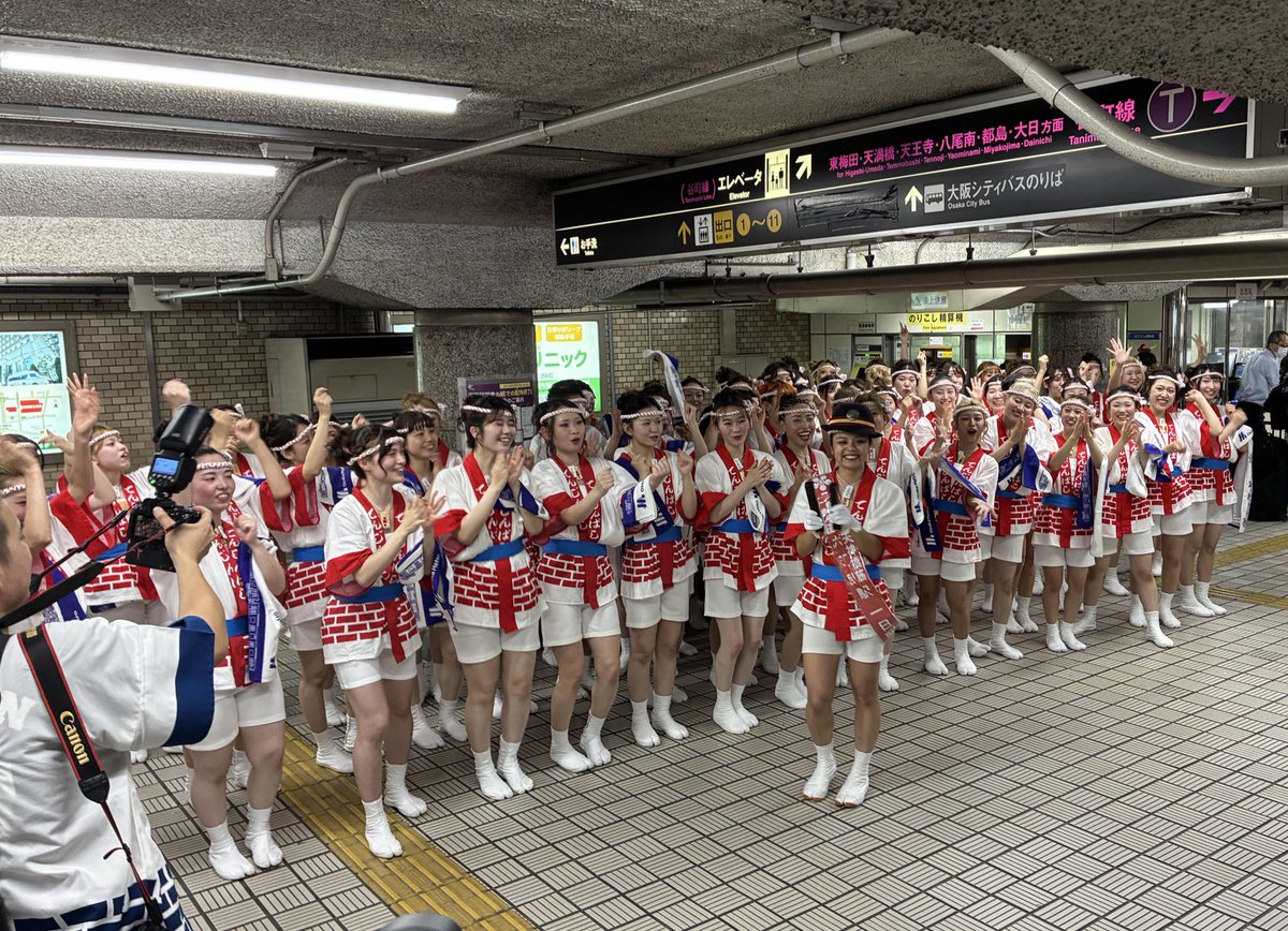 burariwalk's tweet photo. ＼＼ ＼　 \ 　/ 　／ ／／
　今年もこの季節が😆
 ／／ ／　 /　 \　 ＼ ＼＼

今週末の天神祭にあわせて
ギャルみこしのみなさまが
天神橋筋六丁目駅に
お越しいただきまして、
駅の中が賑わいました☺️

＃ギャルみこし
＃天神祭 https://t.co/SCiwnTrVRq