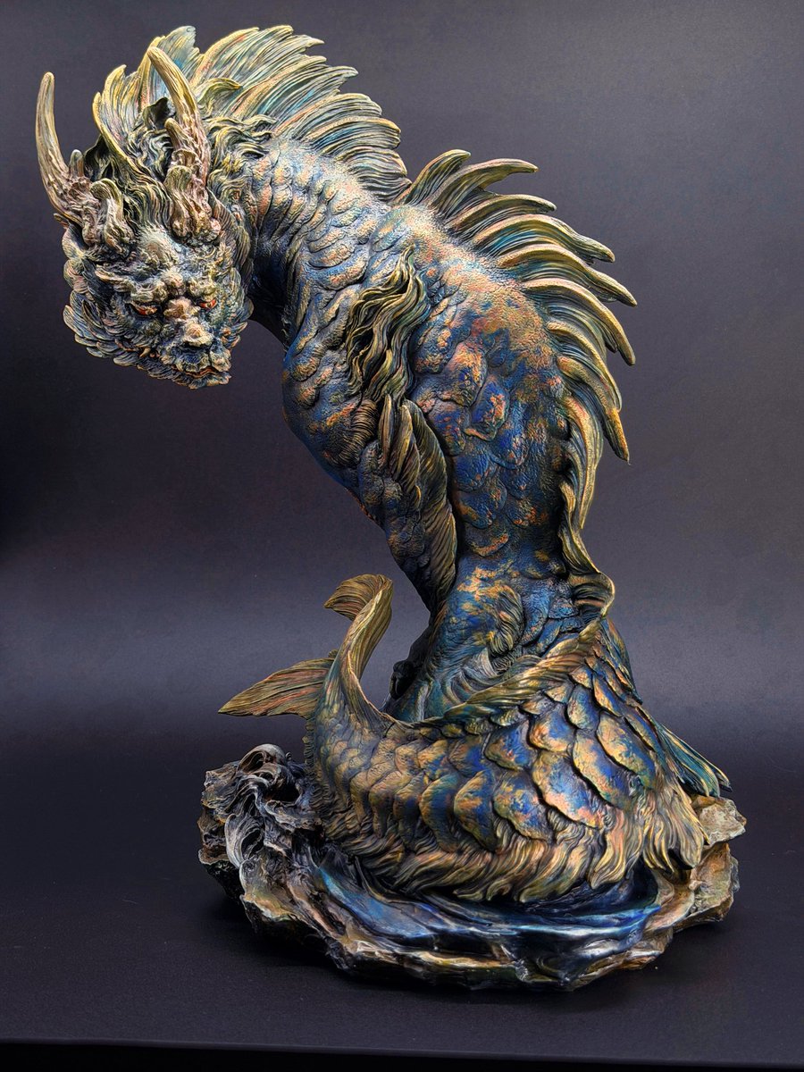 edwinaenvy's tweet photo. 狎魚は、中国古代の宮殿建築における垂脊獣の重要な形象の一つです。その姿は龍の頭と魚の体を融合させた特徴を持ち、全身に鱗が覆われ背びれを備えています。防火・防災と雲を起こし雨を降らせるという二重の機能を兼ね備えた神話生物として、古人が災害を防ぎ福を祈る理想を体現しています。狎魚は龍生九子の一つに分類されます。

原型@JIANGHURENWANG 
#wf2026s
