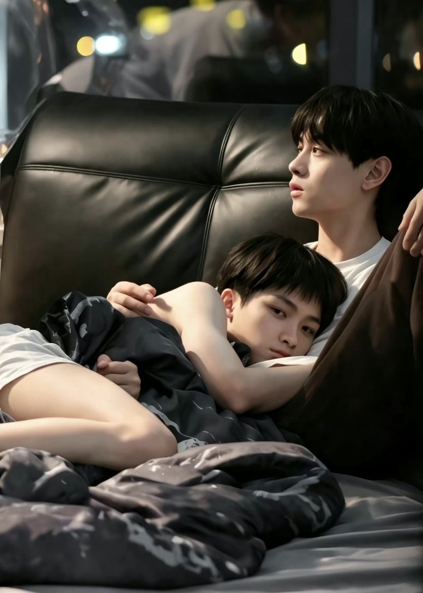 PrasastiYupaa's tweet photo. once again, take that man with you yueyue 😭 nobody can compete with u dear. no need to glare at the camera you scary 😭 https://t.co/TfOnzccI9d