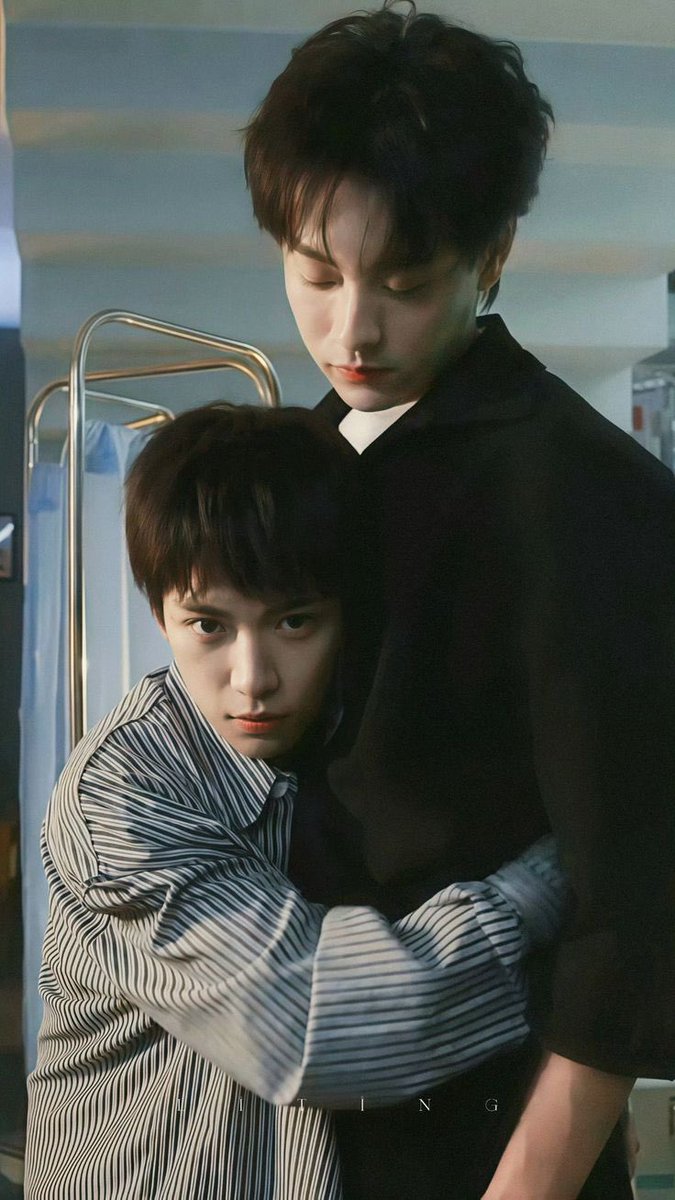 PrasastiYupaa's tweet photo. once again, take that man with you yueyue 😭 nobody can compete with u dear. no need to glare at the camera you scary 😭 https://t.co/TfOnzccI9d