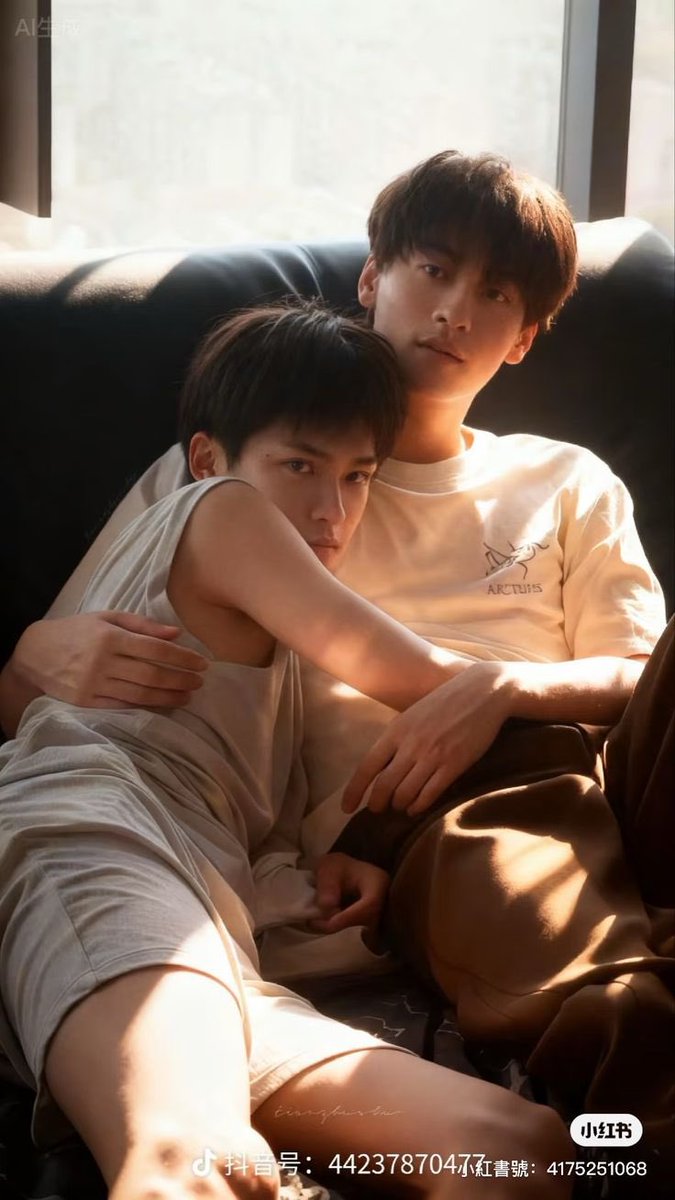 PrasastiYupaa's tweet photo. once again, take that man with you yueyue 😭 nobody can compete with u dear. no need to glare at the camera you scary 😭 https://t.co/TfOnzccI9d
