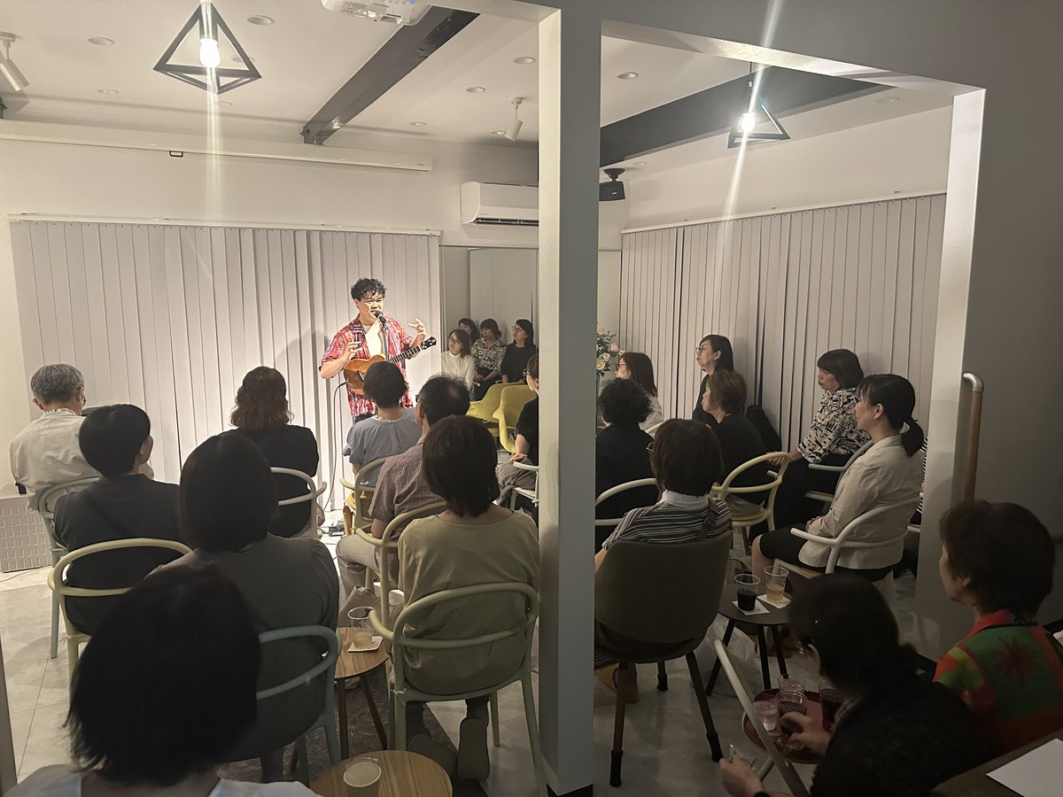 keitaro_machida's tweet photo. 秋田市の気まぐれカフェさんでのKYASさんのウクレレ交流会＆ライブ。

演奏だけでなく、ウクレレが繋げる人の輪が素敵です！

皆さんに山葡萄ワインの説明をさせてもらったり、ヤマブランをイメージして描いてくれたfumikotenさんのグッズも大人気でした。

オシャレなバーも発見したし、また来ます！ https://t.co/KuZ5BqOeNk