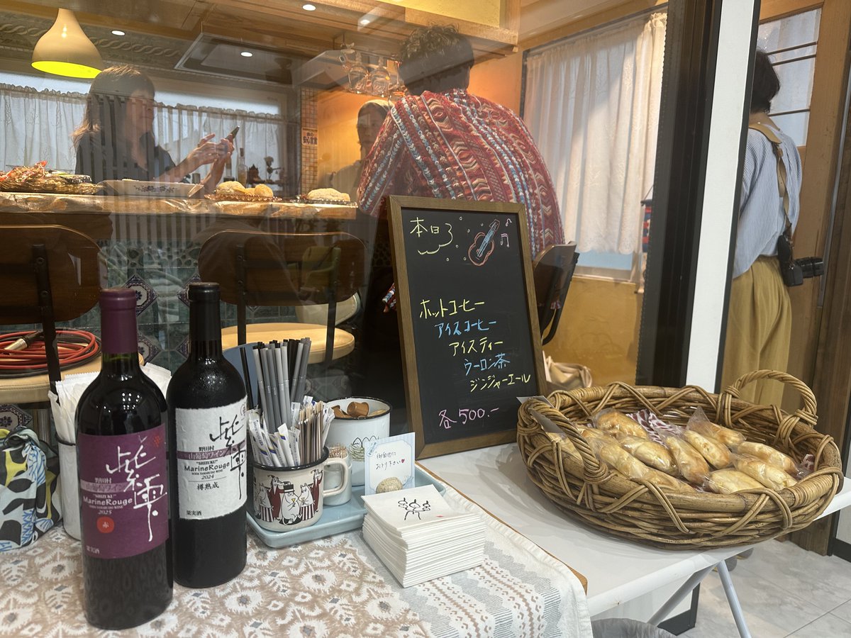 keitaro_machida's tweet photo. 秋田市の気まぐれカフェさんでのKYASさんのウクレレ交流会＆ライブ。

演奏だけでなく、ウクレレが繋げる人の輪が素敵です！

皆さんに山葡萄ワインの説明をさせてもらったり、ヤマブランをイメージして描いてくれたfumikotenさんのグッズも大人気でした。

オシャレなバーも発見したし、また来ます！ https://t.co/KuZ5BqOeNk