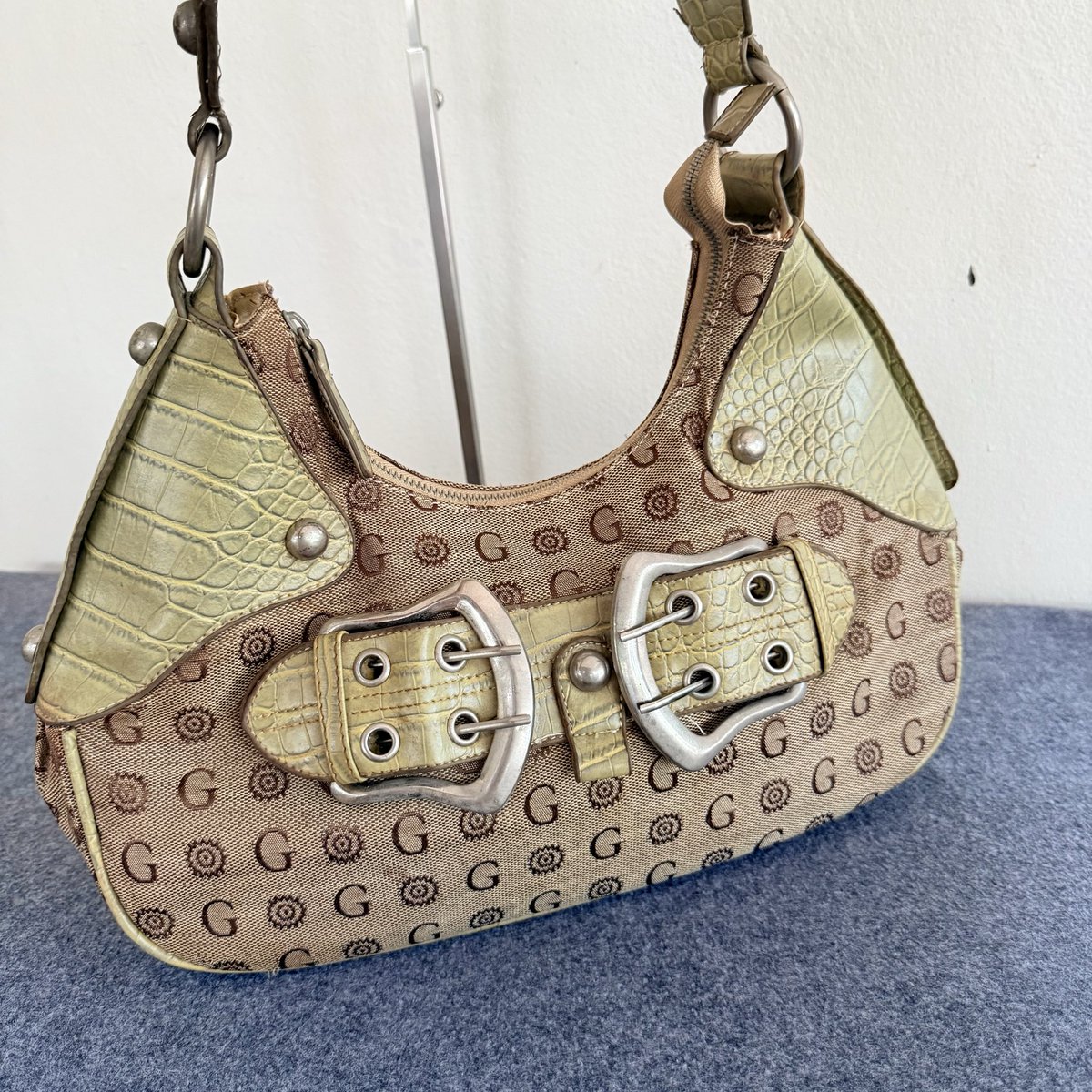 mmpstore_'s tweet photo. shoulder bag — งานวินเทจขึ้นไหล่ ลายตัว G ฟีลงาน Guess ตัดหนังจรเข้ งานสวยมาก มีร่องรอยนิดหน่อยฮะ

size : 14x10”
🛒 200.- (รวมส่ง)

#เสื้อผ้ามือสอง #ส่งต่อเสื้อผ้ามือสอง #กระเป๋ามือสอง #ส่งต่อกระเป๋า #เสื้อผ้ามือ2 #กระเป๋ามือสองสภาพดี #y2k #ส่งต่อvtg #พรีเกาหลี https://t.co/eOdvf7fIpM