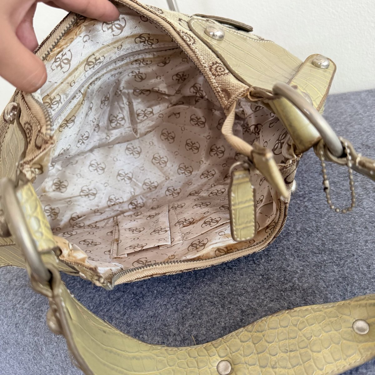 mmpstore_'s tweet photo. shoulder bag — งานวินเทจขึ้นไหล่ ลายตัว G ฟีลงาน Guess ตัดหนังจรเข้ งานสวยมาก มีร่องรอยนิดหน่อยฮะ

size : 14x10”
🛒 200.- (รวมส่ง)

#เสื้อผ้ามือสอง #ส่งต่อเสื้อผ้ามือสอง #กระเป๋ามือสอง #ส่งต่อกระเป๋า #เสื้อผ้ามือ2 #กระเป๋ามือสองสภาพดี #y2k #ส่งต่อvtg #พรีเกาหลี https://t.co/eOdvf7fIpM