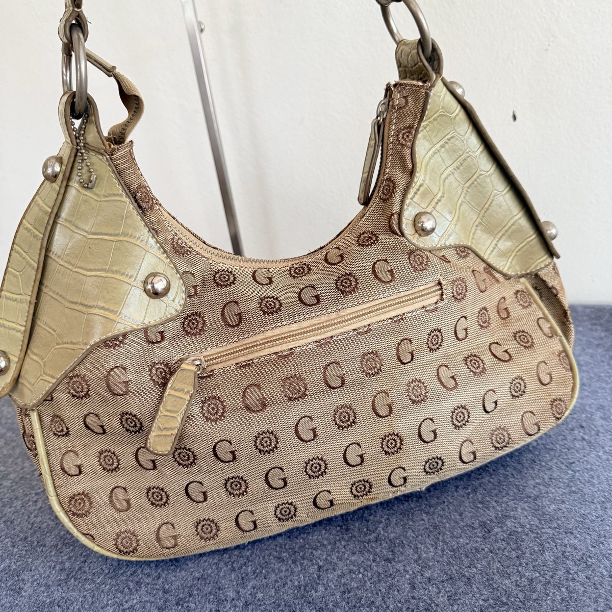 mmpstore_'s tweet photo. shoulder bag — งานวินเทจขึ้นไหล่ ลายตัว G ฟีลงาน Guess ตัดหนังจรเข้ งานสวยมาก มีร่องรอยนิดหน่อยฮะ

size : 14x10”
🛒 200.- (รวมส่ง)

#เสื้อผ้ามือสอง #ส่งต่อเสื้อผ้ามือสอง #กระเป๋ามือสอง #ส่งต่อกระเป๋า #เสื้อผ้ามือ2 #กระเป๋ามือสองสภาพดี #y2k #ส่งต่อvtg #พรีเกาหลี https://t.co/eOdvf7fIpM