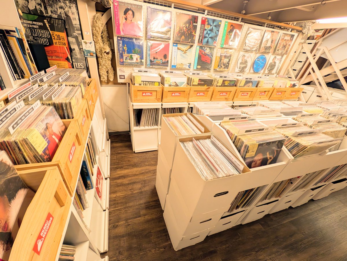 akaru_records's tweet photo. 本日もオープン。
暑い日が続いておりますが、店内涼しくしてお待ちしております。
新着も少しずつ追加していますので、お近くにお越しの際はぜひお立ち寄りください。
本日も19時までよろしくお願いします。

店頭5000円以上ご購入で次回以降使える300円OFFクーポン配布中！

↓通販サイト
https://t.co/sx8zldDjuZ

↓店舗在庫リスト（日々追加中！）
https://t.co/SN753Ft8hz

#レコード #record #vinyl #アナログ #アナログレコード