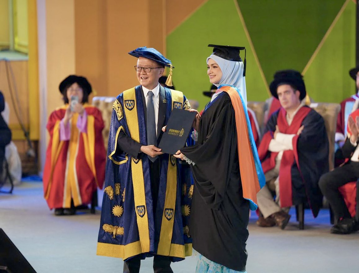 BAD_ARSILA's tweet photo. Biduanita Negara Siti Nurhaliza Now Holds an Honorary Master’s Degree

Sunway University has awarded her the Honorary Degree of Master of Creative Arts and Media (Honoris Causa) in recognition of her remarkable contributions and inspiring journey in the arts and creative industry https://t.co/995qFrkObu