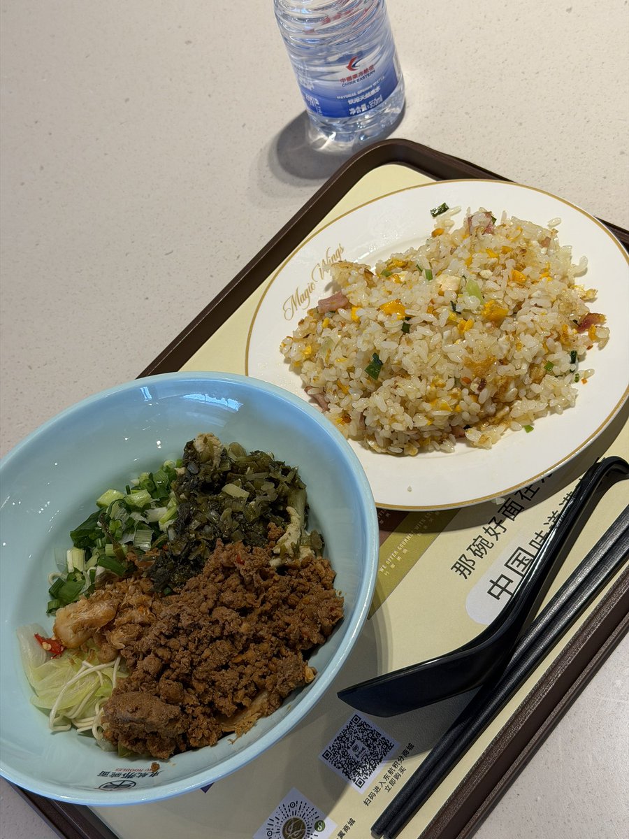 yi_fuji's tweet photo. 上海虹橋空港にある中国東方航空ラウンジのヌードルカウンターの隣で、チャーハンのライブキッチンがオープンして、チャーラーの民からみて最高の空間がそこにあったよ😍 https://t.co/6V33quRmBQ