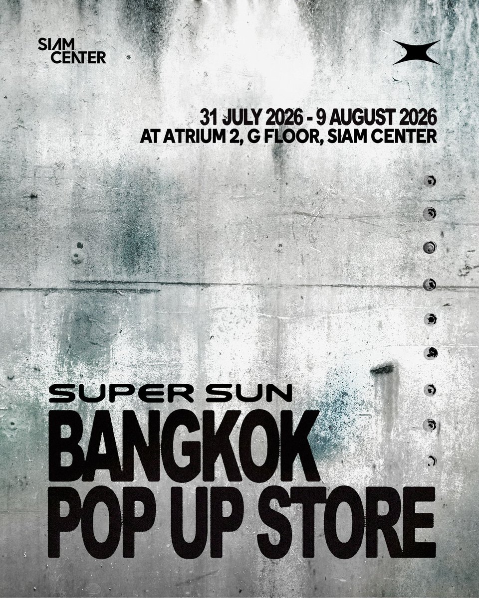 EverydaynewsTH's tweet photo. ‘ซี พฤกษ์’ ลุยพาร์ทธุรกิจ เตรียมเปิด POP-UP STORE ‘SUPER SUN’ ครั้งแรกในไทยยกคอลเลคชันใหม่ เน้นเปิดกว้างด้านแฟชั่น
.
เบื้องหน้ากับการทำงานในวงการบันเทิง ‘ซี พฤกษ์ พานิช’ พร้อมลุยเต็มที่ ควบคู่กับบทบาทการเป็นนักธุรกิจที่ทั้งสนุก ได้คิดนอกกรอบ ออกไอเดียในการดีไซน์แบรนด์ ‘SUPER SUN’ สินค้าไลฟ์สไตล์ และ Street Wear ที่เดินหน้าทำมากว่า 3 ปี ด้วยการออกแบบที่เน้นความเรียบง่ายแต่เต็มไปด้วยการเปล่งประกายจากภายใน ตามคอนเซปต์แบรนด์ ‘Shine from the Inside’ พร้อมซัพพอร์ตได้ทุกคนมั่นใจในสไตล์ของตัวเอง โดยมองว่าตัวตนไม่ควรถูกจำกัดด้วยนิยามใด ๆ
.
และถือเป็นครั้งแรกในไทยสำหรับ SUPER SUN ที่จะเปิด POP-UP STORE ณ Siam Center ในงาน ‘SUPER SUN BANGKOK POP UP STORE’ ซึ่งถือเป็นก้าวสำคัญในการขยายจากช่องทางออนไลน์และกิจกรรมอีเวนต์ สู่การสร้างประสบการณ์รีเทลออฟไลน์ เพื่อมอบประสบการณ์การช้อปปิ้งให้กับผู้ชื่นชอบ SUPER SUN ให้ได้สัมผัสสินค้าคุณภาพจากคอลเลกชันใหม่ที่ออกแบบมาอย่างใส่ใจ และดีไซน์ที่แตกต่างอย่างมีเอกลักษณ์
.
คอลเลกชันใหม่ OUTER SPACE ได้รับแรงบันดาลใจจากความกว้างใหญ่ของจักรวาล และพลังงานที่ซ่อนอยู่ภายในดวงดาว ผ่าน Blue Supergiant ดาวฤกษ์ที่มีอุณหภูมิสูง เปล่งแสงเป็นสีน้ำเงิน หรือขาวอมฟ้า และ Non-Luminous Flame เปลวไฟสีน้ำเงินที่นิ่ง สงบ มีอุณหภูมิสูง ทำให้คอลเลกชัน OUTER SPACE ไม่ได้หมายถึง พื้นที่นอกโลก แต่เป็นพื้นที่นอกกรอบของคนที่กล้าแตกต่าง เหมือนกับแนวคิดของ SUPER SUN ซึ่งจะมีทั้ง สินค้า Ready-to-Wear กระเป๋า และเครื่องประดับ รวมถึงไอเท็มซิกเนเจอร์ ที่ตอบโจทย์การแต่งตัวในทุกลุค ทุกสไตล์
งานนี้ ‘ซี พฤกษ์’ ได้เผยว่า “เป็นอีกหนึ่งการเติบโตของ SUPER SUN เราเริ่มจากก้าวเล็ก ๆ จากออนไลน์ สู่  POP UP STORE ครั้งแรก งานนี้เลยเต็มไปด้วยพลังของผมที่อยากให้งานออกมาดี และประทับใจทุกคน รวมถึงคนในทีมต่างตั้งใจ และทุ่มเทสุด ๆ เพื่อให้คนที่ชื่นชอบแบรนด์ของเราได้มาสัมผัสคอลเลกชันนี้ที่ POP UP STORE ครับ”
.
เพราะเสื้อผ้าสะท้อนตัวตน และเสริมความมั่นใจ ‘SUPER SUN’  จึงให้ความสำคัญทุกขั้นตอน โดย ‘ซี’ ในฐานะผู้ก่อตั้ง SUPER SUN ร่วมทำงานกับทีมตั้งแต่การวางแนวคิด การออกแบบคอลเลกชัน การวางคอนเซปต์ที่มีความชัดเจนเป็นตัวตนของ SUPER SUN รวมถึงเรื่องคุณภาพในการเลือกสรรวัสดุ โดยมีการใช้เทคนิคการผลิตที่ช่วยสร้างเอกลักษณ์ให้กับแต่ละสินค้า ไม่ว่าจะเป็นการทำให้ผ้าขาด (Distressed), การพ่นสี (Spray Effect), การฟอกผ้า (Garment Wash) รวมถึงเทคนิคงานฝีมือ ที่ทำให้แต่ละชิ้นมีรายละเอียดเฉพาะตัว สะท้อนแนวคิดของแบรนด์ที่เชื่อว่า ความแตกต่างคือเอกลักษณ์ รวมถึงการตัดเย็บเพื่อให้สวมใส่ง่าย สบาย เปิดกว้างสำหรับทุกคน
.
สำหรับความพิเศษในงาน ‘SUPER SUN BANGKOK POP UP STORE’ มีกิจกรรมมากมายทั้ง ‘ซี พฤกษ์’ ที่จะมาร่วมเปิด Pop-up Store รวมถึงมี Exclusive Siam Center Item สินค้าสีพิเศษ วางจำหน่ายเฉพาะที่ Pop-up Store เท่านั้น รวมถึง โปรโมชันส่วนลด ของสมนาคุณ และของรางวัลพิเศษ สิทธิพิเศษสำหรับสมาชิก ONESIAM ทั้งของขวัญพิเศษสำหรับวันเปิดงาน และของเซอร์ไพรส์แจกทุกวัน นอกจากนี้ภายในงานยังมี Photo Booth มาร่วมสร้างสีสันให้กับคนรัก SUPER SUN ได้ประทับใจ เตรียมช้อปสะท้อนไลฟ์สไตล์ของตัวเองได้ตั้งแต่วันที่ 31 กรกฎาคม 2026 – 9 สิงหาคม 2569 ณ Atrium 2 ชั้น G สยามเซ็นเตอร์

#SUPERSUN
#SSOUTERSPACE
#SUPERSUNxSIAMCENTER
#SUPERSUNPOPUP
#SUPERSUNPOPUPINBKK
