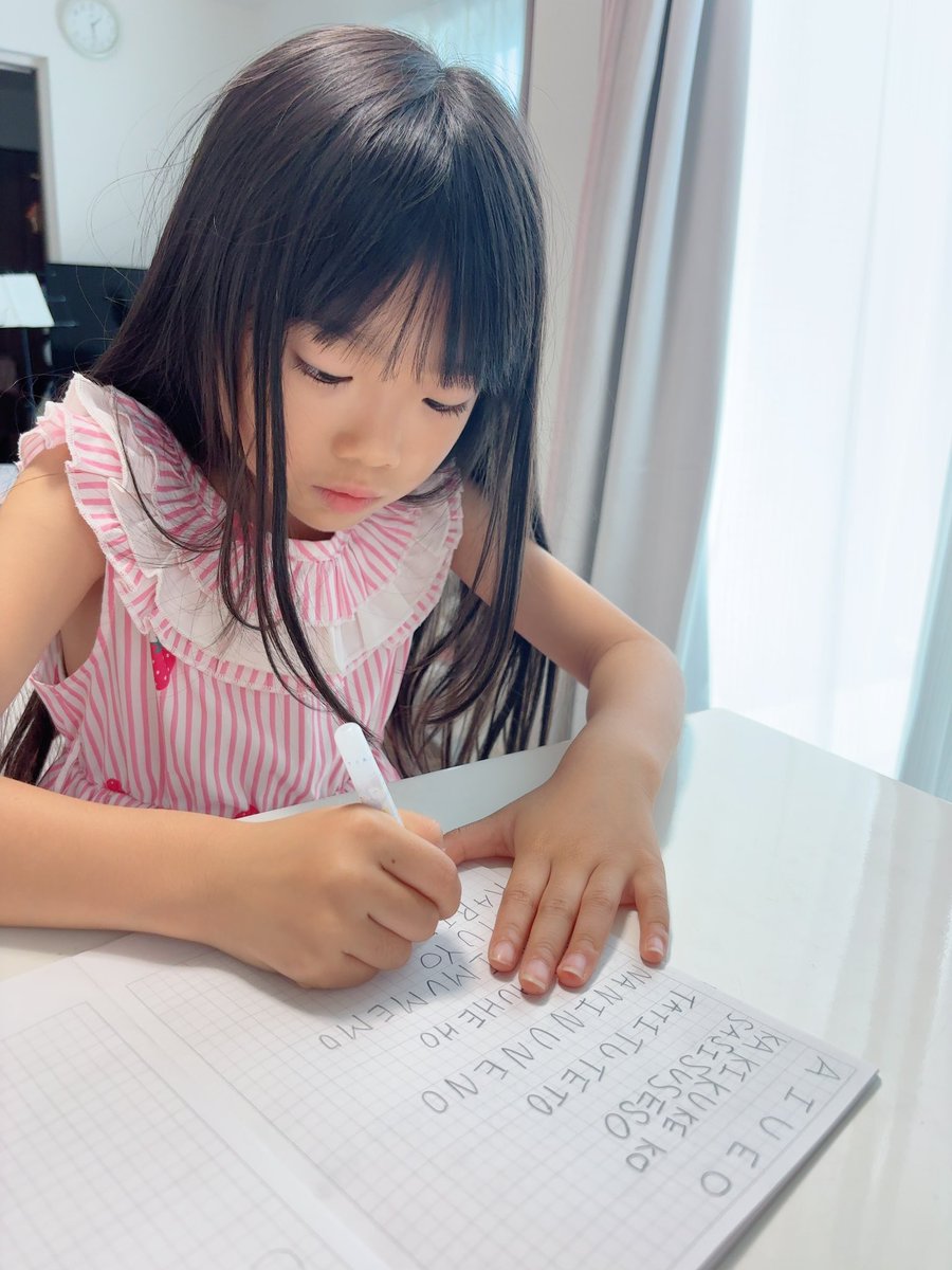 tottoko86tarou2's tweet photo. 3年生の2学期からローマ字始まるから夏休みに先取りで多少覚えておこうと思って昨日少し教えたら今日試しに書かせてみたら50音完璧に覚えてた🤣
え、天才なん笑
と親バカしております✨✨
夏休み中しかまとまった勉強時間取れないから出来るだけやらせたい💦
やる気無くさないように飴と鞭使います😎 https://t.co/BvE1GZSKyC