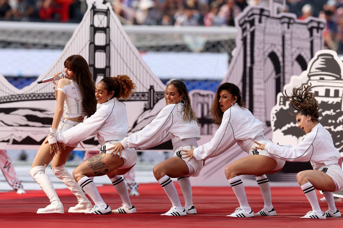 Kpop_Herald's tweet photo. .@BLACKPINK's Lisa earned an estimated £9 million from global brand deals and endorsements during the 2026 FIFA World Cup, according to a UK media report. 🌎✨

She had the 3rd-highest earnings, behind Shakira and joint runners-up Justin Bieber and Timothée Chalamet, making her the only K-pop artist on the list.

#BLACKPINK #LISA
