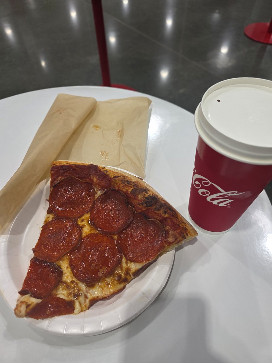 packtestCr6's tweet photo. 給油しにコストコへ😎
人多い🤨

昼ごはん🎶
JUNK&amp;JUNK❗😝 https://t.co/Y2cqVP99O2