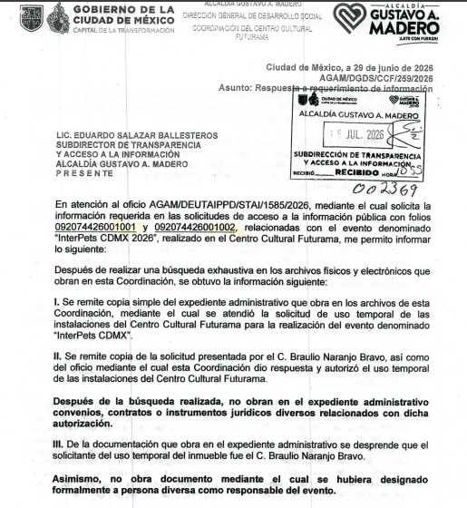 YoAmoaLaCiencia's tweet photo. Gobierno del morenista Janecarlo Lozano prestó un centro cultural de la Alcaldía Gustavo A. Madero para vender animales

El gobierno del morenista Ricardo Janecarlo Lozano Reynoso permitió que un edificio público destinado a actividades culturales se utilizara durante tres días para vender perros y gatos de “raza”, aves, peces, reptiles, gallos y hasta ajolotes.

Pero, las autoridades de la alcaldía Gustavo A. Madero reconocieron que nunca revisaron los permisos de los vendedores, es más ni siquiera se pararon a hacer una inspección del evento.

El vende-animales que lo organizó, promocionó el evento asegurando que contaba con el respaldo de Ana Villagrán, titular de la Agencia de Atención Animal.

En la publicidad Braulio Naranjo utilizó la imagen institucional de AGATAN, anunció vacunas y esterilizaciones de la dependencia y presentó el evento como si contara con el apoyo del gobierno de Brugada.

Villagrán, en febrero del 2025,  llevó a un grupo de vende-animales para capacitar a personal de las alcaldías en materia de bienestar animal, presentándolos como “especialistas”.

Además, las redes sociales oficiales de AGATAN fueron utilizadas para difundir actividades organizadas por este mismo grupo de comerciantes.

La responsable del Centro Cultural Futurama, la cantante Rosalba Cruz López, autorizó el uso del inmueble.

Sin embargo, en su respuesta oficial que  dió en la Plataforma Nacional de Transparencia reconoce que en el expediente no existe una solicitud específica para vender animales vivos. 

No existe una autorización para comercializarlos, no hubo actas de verificación, no hubo inspecciones, no se dio vista a ninguna autoridad y tampoco tiene documentación sobre el pago por el uso del inmueble.

Básicamente admite que prestó el centro cultural sin revisar que durante tres días vendieron animales.

La Dirección General de Asuntos Jurídicos y de Gobierno de la Gustavo A. Madero respondió que nunca verificó que los organizadores contarán con permisos, autorizaciones o la documentación necesaria para realizar el evento.

También reconoció que no realizó inspecciones ni inició procedimientos administrativos.

Preguntamos al Instituto de Verificación Administrativa (INVEA), que respondió que no realizó visitas de verificación ya que es responsabilidad de la alcaldía dar los permisos, lo mismo dijo la Secretaría de Desarrollo Económico.

También preguntamos a la Agencia de Protección Sanitaria (AGEPSA), que respondió que no realizó vigilancia sanitaria, como la ley lo indica en este tipo de eventos, poniendo de excusa que no fue notificada que harían este evento.

La PAOT también confirmó que no realizó ninguna inspección del evento. 

Prácticamente se pusieron a vender animales sin que ninguna autoridad de Brugada interviniera.

Los permisos para criar, manejar o comercializar animales no son autorizaciones abiertas para venderlos en cualquier lugar. Se otorgan para establecimientos, predios, instalaciones o actividades específicas. 

Si la venta se traslada a un evento temporal dentro de un centro cultural corresponde a las autoridades verificar que esa actividad cuente con las autorizaciones aplicables.

Pero ninguna autoridad acredita haber realizado esa revisión.

AGATAN no tiene facultades para autorizar la venta de animales ni para sustituir las autorizaciones o verificaciones que corresponden a la Alcaldía, al INVEA o a otras autoridades competentes.

Pero, el propio vende-animales afirmó que Ana Villagrán “les abrió las puertas”.

¿A esto se refería? 

¿Conseguir que todo un edificio público destinado a la cultura del gobierno Janecarlo Lozano fuera utilizado para vender animales mientras ninguna autoridad verificó los permisos?
