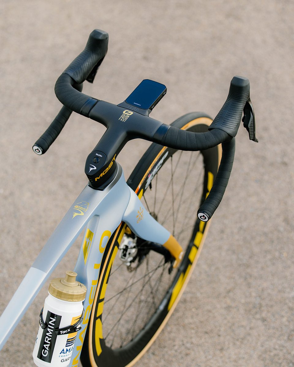 ManyS_cycle's tweet photo. Pinarello-Q36.5が駆るDOGMA F、アッセンブルにはメニーズ製品が盛りだくさん。自分でスポンサーを取ってくるほど機材にこだわるピドコックのバイクです。
コンポーネント:#SRAM RED AXS E1
ホイール:#ZIPP 454 NSW
タイヤ:#Vittoria Corsa Pro Speed
サドル:#Prologo Choice https://t.co/38ZCcmESZl