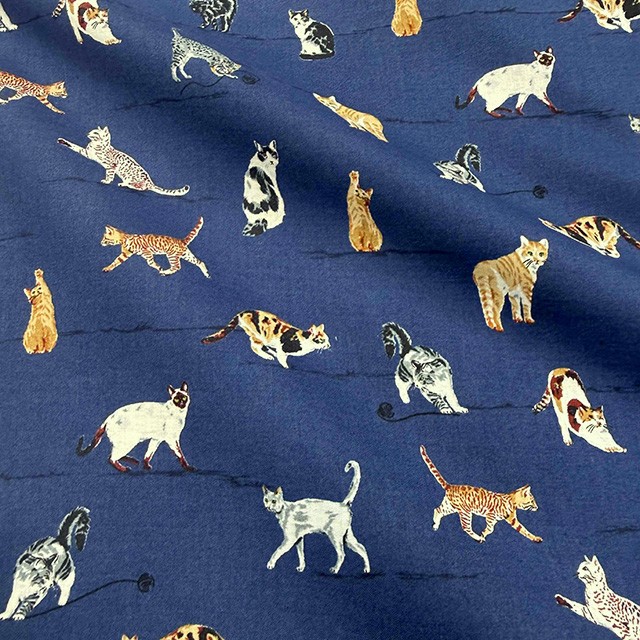 fabrics2004's tweet photo. 先日入荷のお知らせをした60ローンの犬・猫柄の出品が完了しました！それぞれ3色あります☺️
透け感画像も撮影してみましたが伝わりますでしょうか💦薄手なので今の時期のシャツなどにぴったりです！

たたずむ犬たち柄
https://t.co/2YsefgXqPZ
あそぶ猫たち柄
https://t.co/PvlQQByWpX https://t.co/wwNGHc0MvS