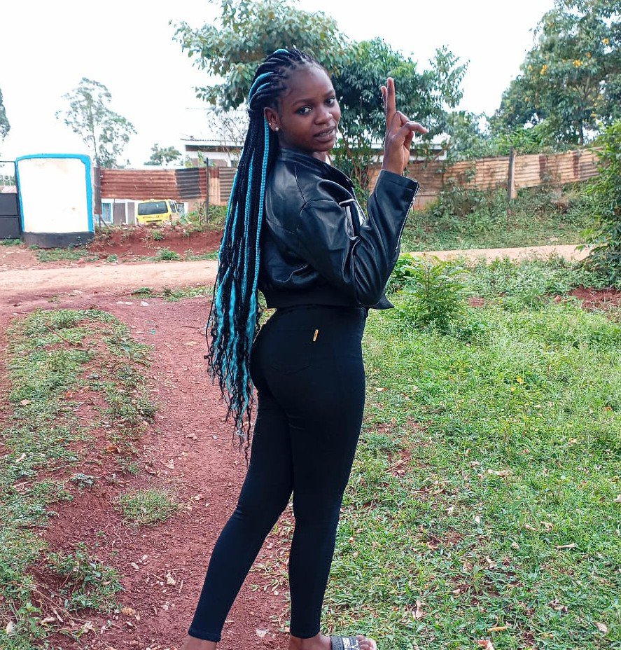 naughtie_0's tweet photo. Hii picha nilipiga Corona holiday,nilikua form two but nilikua nimemea sianda kuliko madem zenu😂 https://t.co/8w4Xso1siy