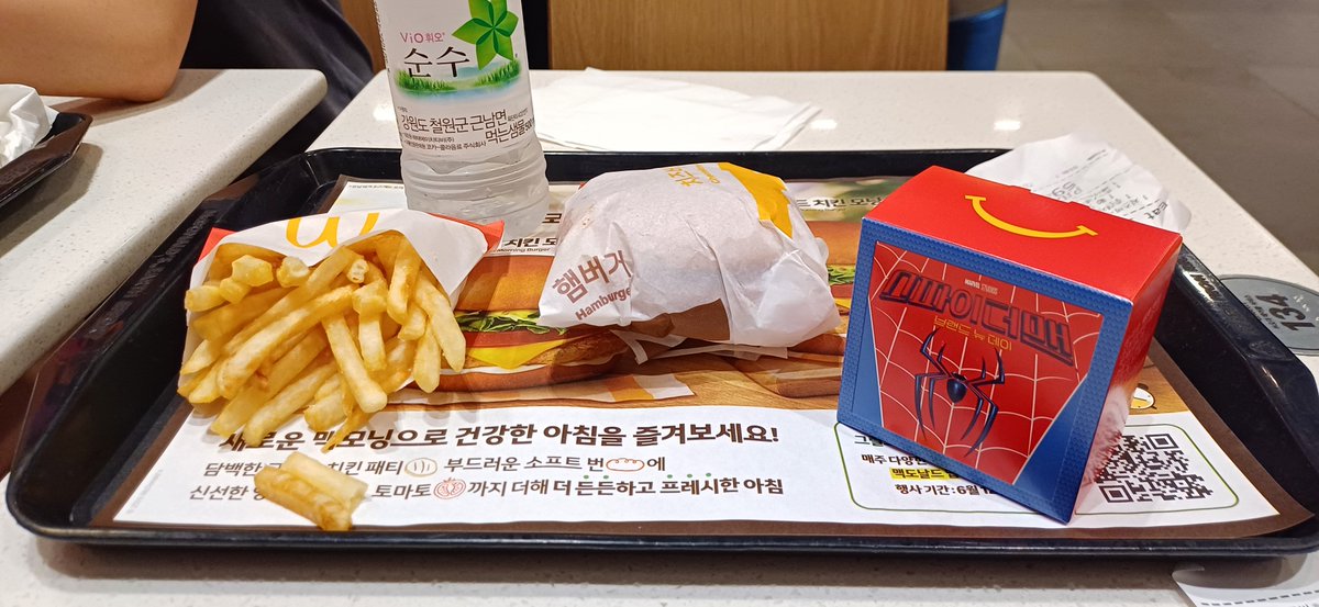 ttalsa0112's tweet photo. 일어나서 맥날 해피밀 카톡 보자마자 슾디들 챙겨나옴 스파이더맨 백팩 개귀여워!! 🕷🕸 https://t.co/5ZwizHCN58