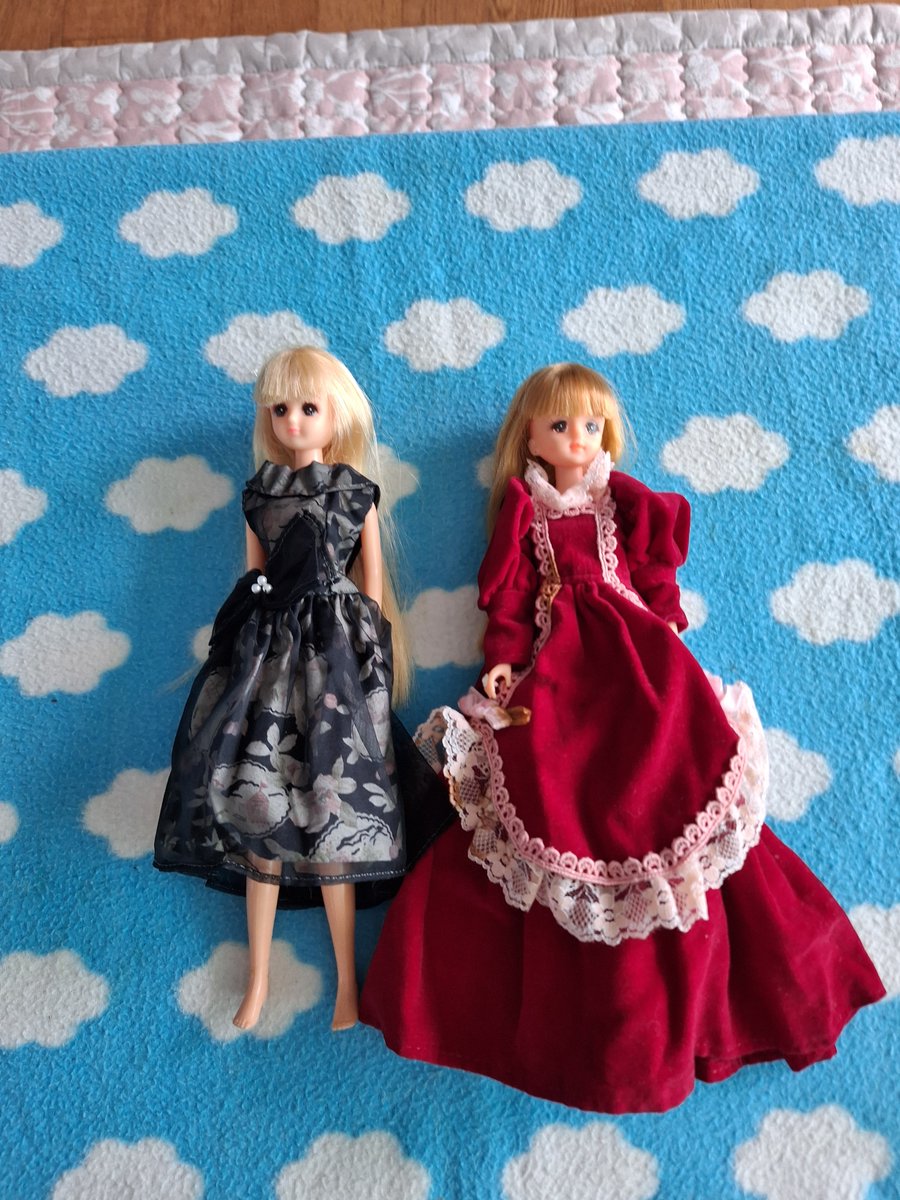 a921kys's tweet photo. ナヌムを受け取ったジェニー＆チューリップ目フローラです
ジェニの服は1984年頃と推定されるバービー（改名後はジェニ）のロマンティックシリーズの衣装で、フローラが着ていた服は1987年6月に発売されたエリーの衣装です https://t.co/7r72Yz7iNv