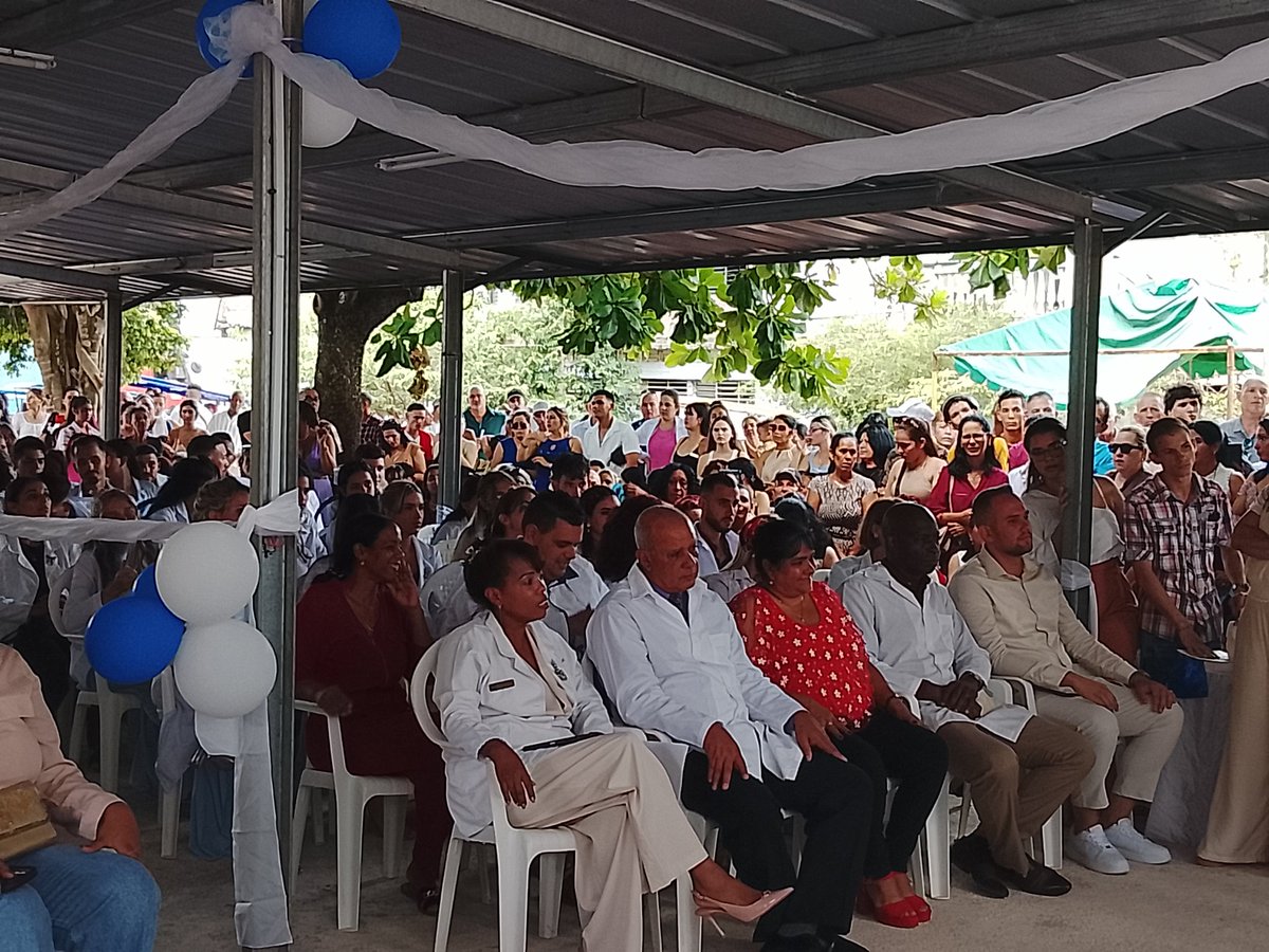 AlejandroCosmeQ's tweet photo. Este miércoles se efectúo la XLVI graduación de la Facultad de Ciencias Médicas de #Morón, correspondiente al curso 2025-2026. En la ceremonia fueron entregados los Títulos de Oro, en reconocimiento al meritorio desempeño, entrega y consagración al estudio.

#CubaPorLaVida https://t.co/IiyHlKbX5A