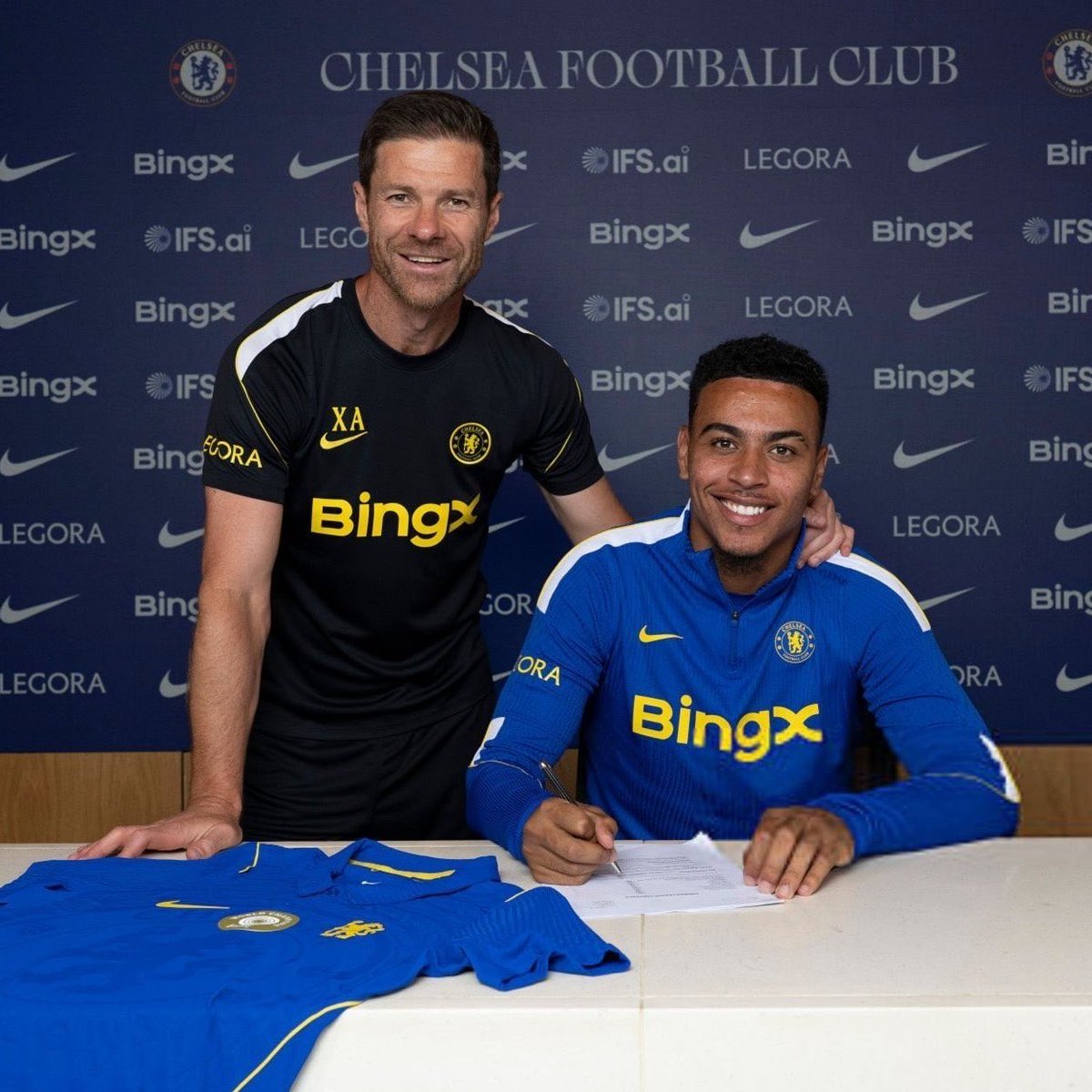 FaktaSepakbola's tweet photo. 🚨 Penjelasan The Athletic soal skema transfer Alejandro Garnacho ke Aston Villa.

Menurut analis keuangan sepak bola Chris Weatherspoon, Villa tidak bisa sembarangan membeli pemain Chelsea secara permanen musim panas ini.

Alasannya, UEFA memiliki aturan 45 hari untuk transaksi yang dianggap sebagai player exchange. Karena Villa baru saja menjual Morgan Rogers ke Chelsea, pembelian permanen Garnacho dalam periode tersebut berpotensi membuat kedua transfer dihitung sebagai satu transaksi.

Jika itu terjadi, keuntungan besar yang didapat Villa dari penjualan Rogers tidak akan diakui penuh oleh UEFA, melainkan hanya dihitung berdasarkan selisih nilai jual Rogers dan biaya transfer Garnacho. Situasi ini tentu merugikan Villa yang masih berada dalam settlement agreement dengan UEFA.

Karena itu, opsi yang paling masuk akal adalah pinjaman dengan klausul pembelian bersyarat. Selama status permanennya belum pasti dan benar-benar bergantung pada syarat tertentu, UEFA masih menganggapnya sebagai transfer pinjaman.

Jika pembelian permanen baru terjadi setelah lebih dari 45 hari sejak transfer Rogers selesai, Villa tetap bisa mencatat keuntungan penuh dari penjualan Rogers. Chelsea juga mendapat manfaat yang sama karena tetap bisa membukukan keuntungan dari penjualan Garnacho.

Namun, UEFA juga sudah mengantisipasi celah tersebut. Jika syarat pembelian dianggap hampir pasti terpenuhi sejak awal, transfer itu tetap akan diperlakukan sebagai transfer permanen sejak hari pertama. Karena itu, syarat yang digunakan harus benar-benar bersifat kondisional, bukan sekadar formalitas.

Singkatnya, skema pinjaman dengan pembelian bersyarat menjadi solusi yang menguntungkan bagi Aston Villa dan Chelsea, tetapi UEFA dipastikan akan mengawasi struktur kesepakatan ini dengan sangat ketat.

🗒️@TheAthleticFC