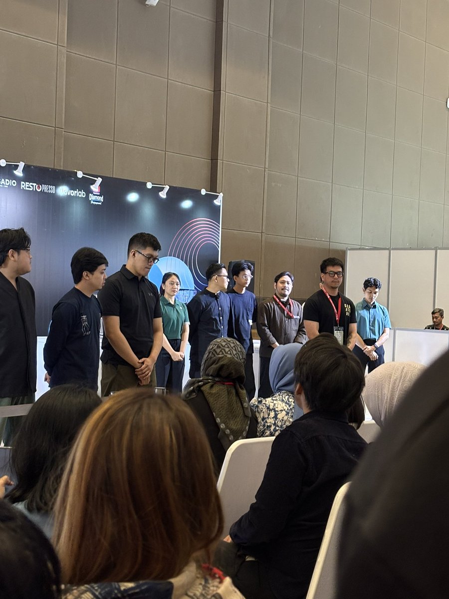 dailyowlll's tweet photo. first time jadi assist lomba IBC, damn sangat menantang. Butuh kesiapan waktu tenaga dan pikiran yang matang. At least sudah berjuang sampe akhir🥲 https://t.co/mEEiPDN9lf