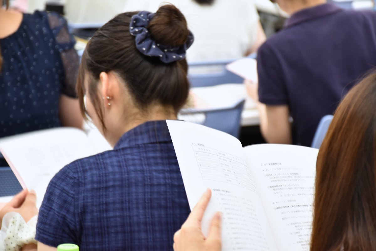 kuhs_kango's tweet photo. 看護学科3年生が、後期のステップⅡ実習に向けたオリエンテーションを行いました✨ 7領域の実習を前に、資料確認や説明を通して準備が進んでいます📚 いよいよ始まる実習への実感が高まる時間でした🌿 #kuhs #看護学科 #領域別実習  #学生の様子 https://t.co/KioKOj112o