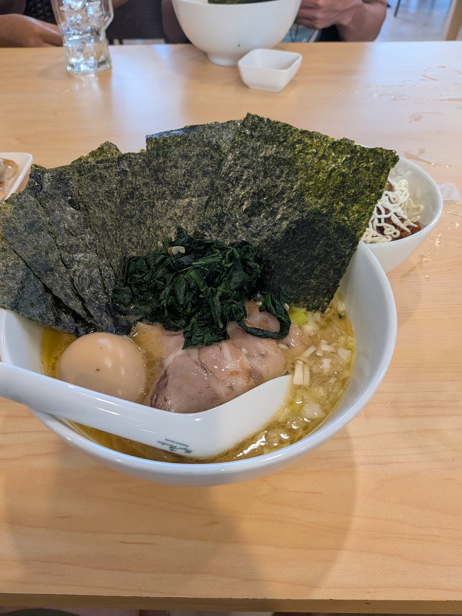 tomosoi26's tweet photo. 先日シラチャ林虎さんで特製豚骨醤油ラーメンとニンニクごはん。いつも通り美味しかった😊
またすぐ行く。
ただ、関ヶ原たまり醤油に変更をメニュー指差してオーダしてもスタッフさん、理解しておらずオーダ通らず。これで2回もオーダ通らない😭
スタッフが変更を理解してない気がする。残念！ https://t.co/bbIFZJrvsM