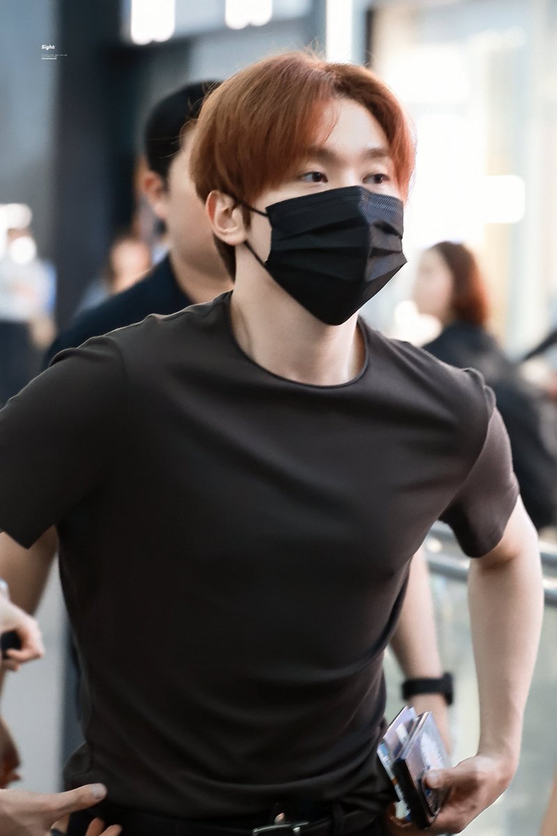 kkwanseungs's tweet photo. whoever invented fitted shirts... thank you for your contribution to society https://t.co/APsluX7cry