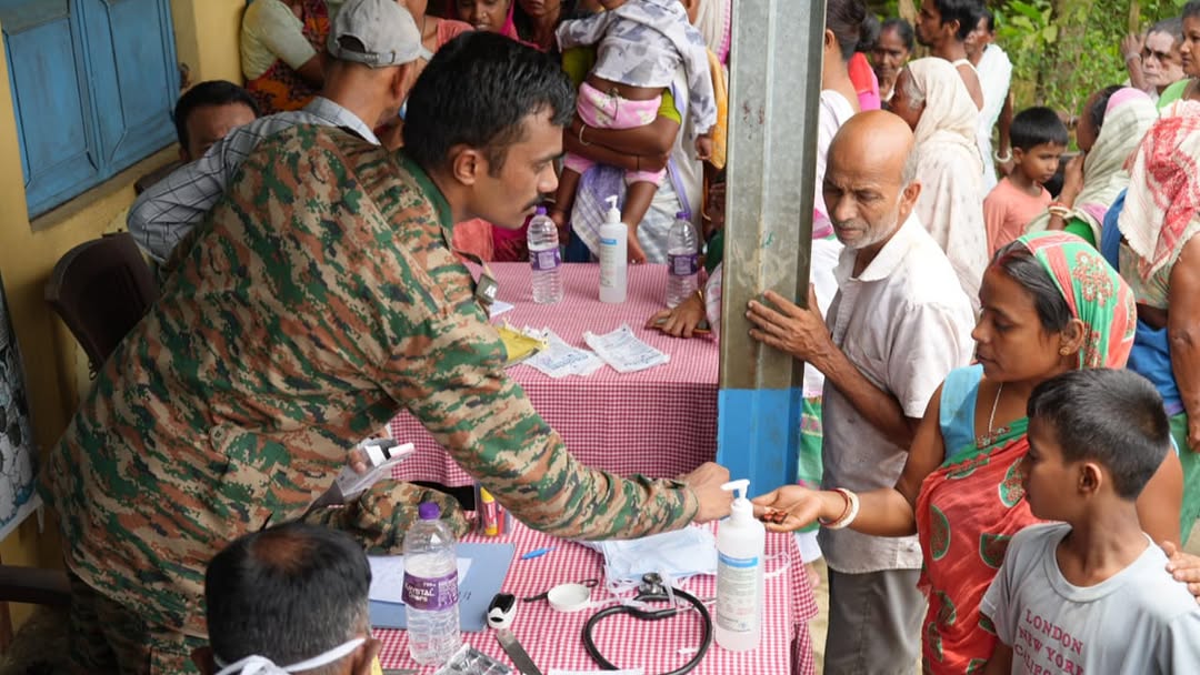 Assam_Exp's tweet photo. The floodwaters tested Assam. The Indian Army answered. 🇮🇳

On Day 3 of #OpJalRahat, over 1,000 people have been 
rescued as relief, medical care and hope continue reaching the worst-hit areas.

#Assam #IndianArmy https://t.co/WkkQc4Y5Lp