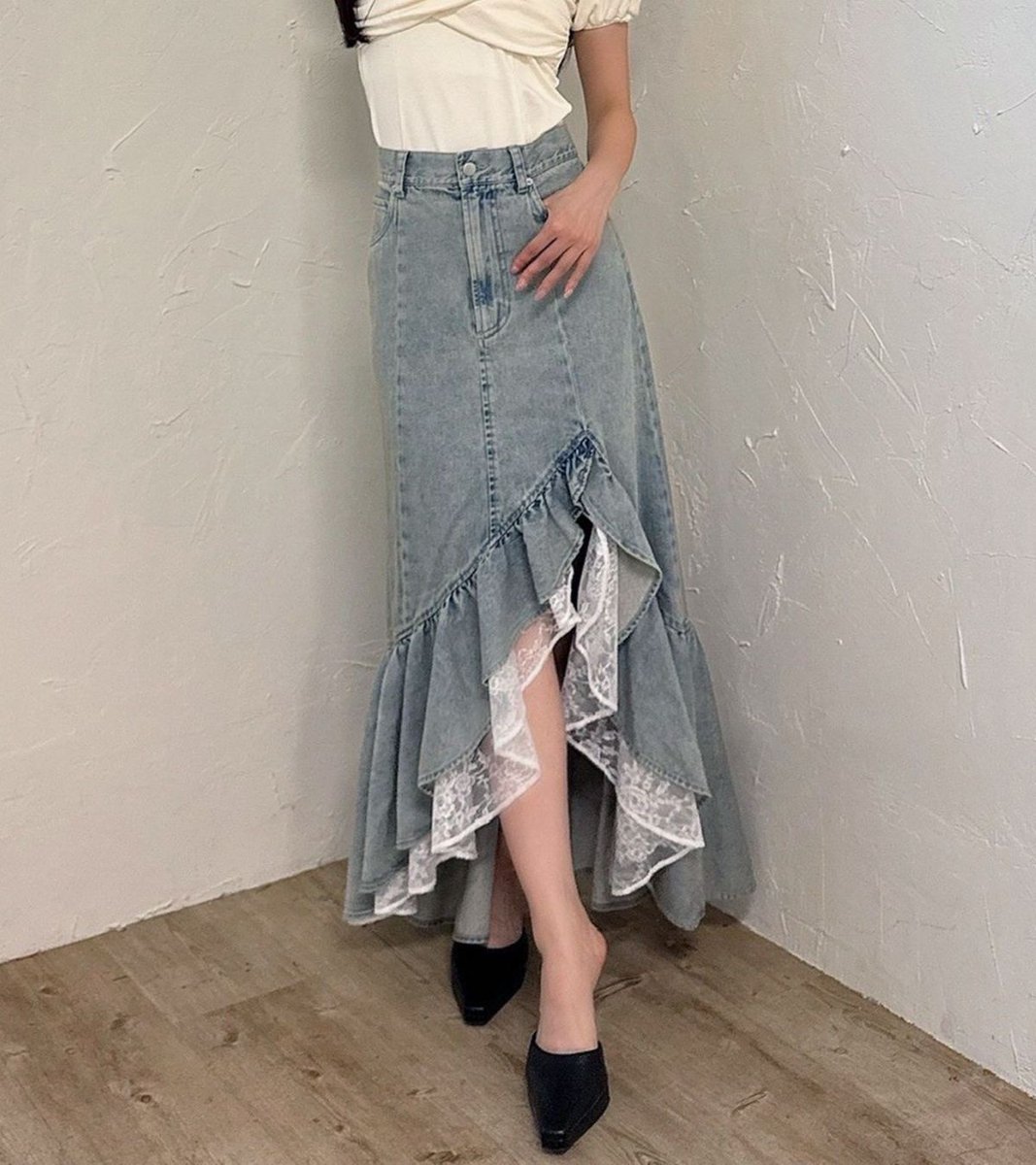 RESEXXY's tweet photo. スリットからレースと足が見える大人かわいいデニムスカート♡ https://t.co/XmNxkpdySw