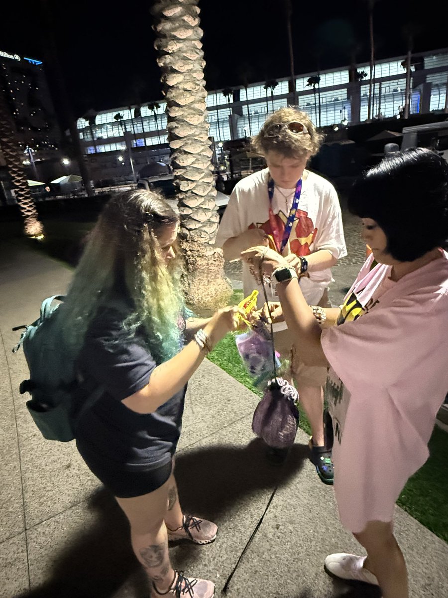 SD_Comic_Con's tweet photo. We’re trading bracelets by the Omni come join us! #SDCC https://t.co/QyQOTcpOrr
