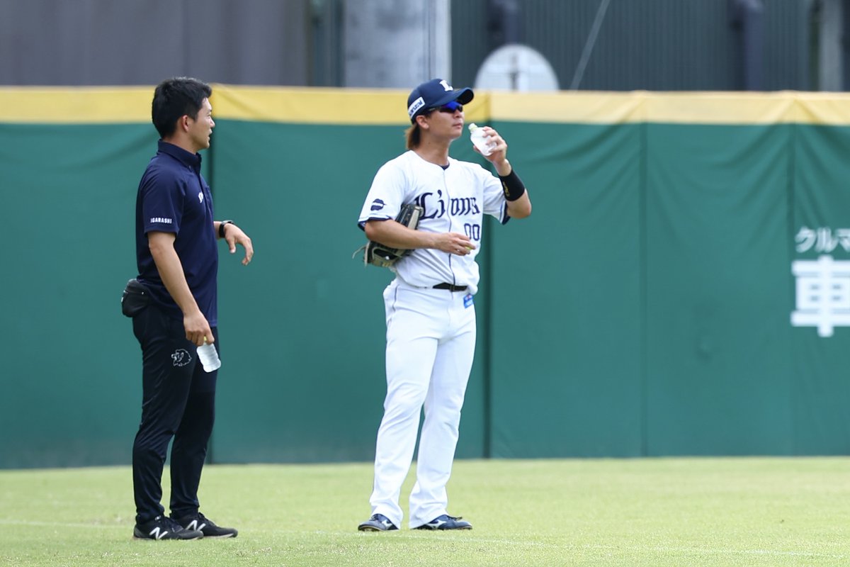 FullCountLions's tweet photo. 【#西武 - #ヤクルト】（2軍戦）

試合中に水分補給する選手たち☀️

Photo by Yuki Kajiya

#seibulions https://t.co/G1oFrLZujg