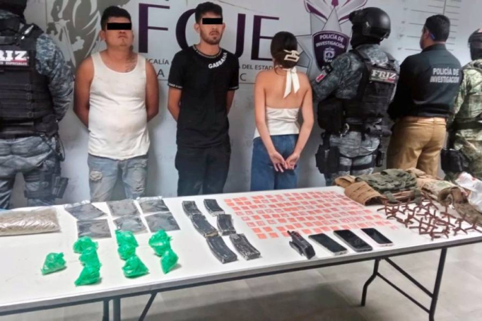 CorresponsalsMX's tweet photo. 🚨Caen en #Fresnillo 3 #sicarios que levantaron, torturaron y mataron a 10 personas en #Zacatecas.
Son Leonel “N”, de 23 años de #Sinaloa, Osvaldo “N”, de 22 años, de #Durango y una menor de Jerez, Zacatecas, les aseguraron armas y drogas.
Los ejecutados eran empresarios, ganaderos y  funcionarios a quienes acusaron con narcomantas de su relación con pugnas criminales.
#estados #seguridad #violencia #tendencia