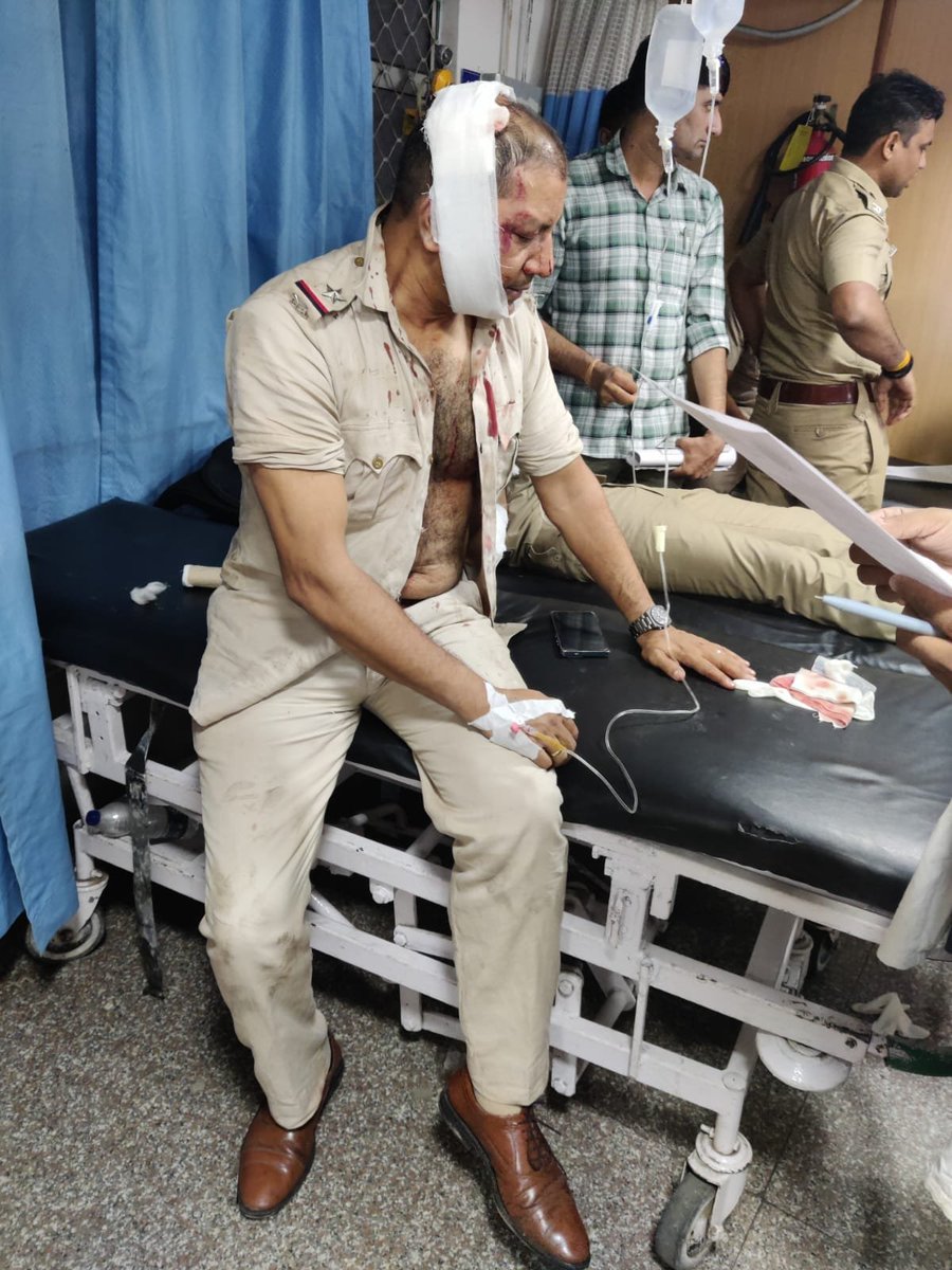 Voiceofhindus's tweet photo. This Delhi Police officer was BRUTALLY beaten by Abhijeet Dipke’s goons!  

What was his crime?  

This man has children at home preparing for NEET, yet these Cockroach Janta Party goons didn’t think even once before attacking him like animals!  

@NIA_India Arrest Abhijeet Dipke Before It's Too late
